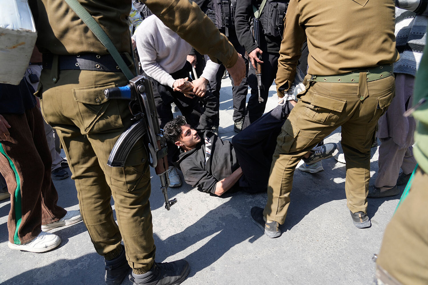 Протестующего задерживают в Кашмире, находящемся под контролем Индии.