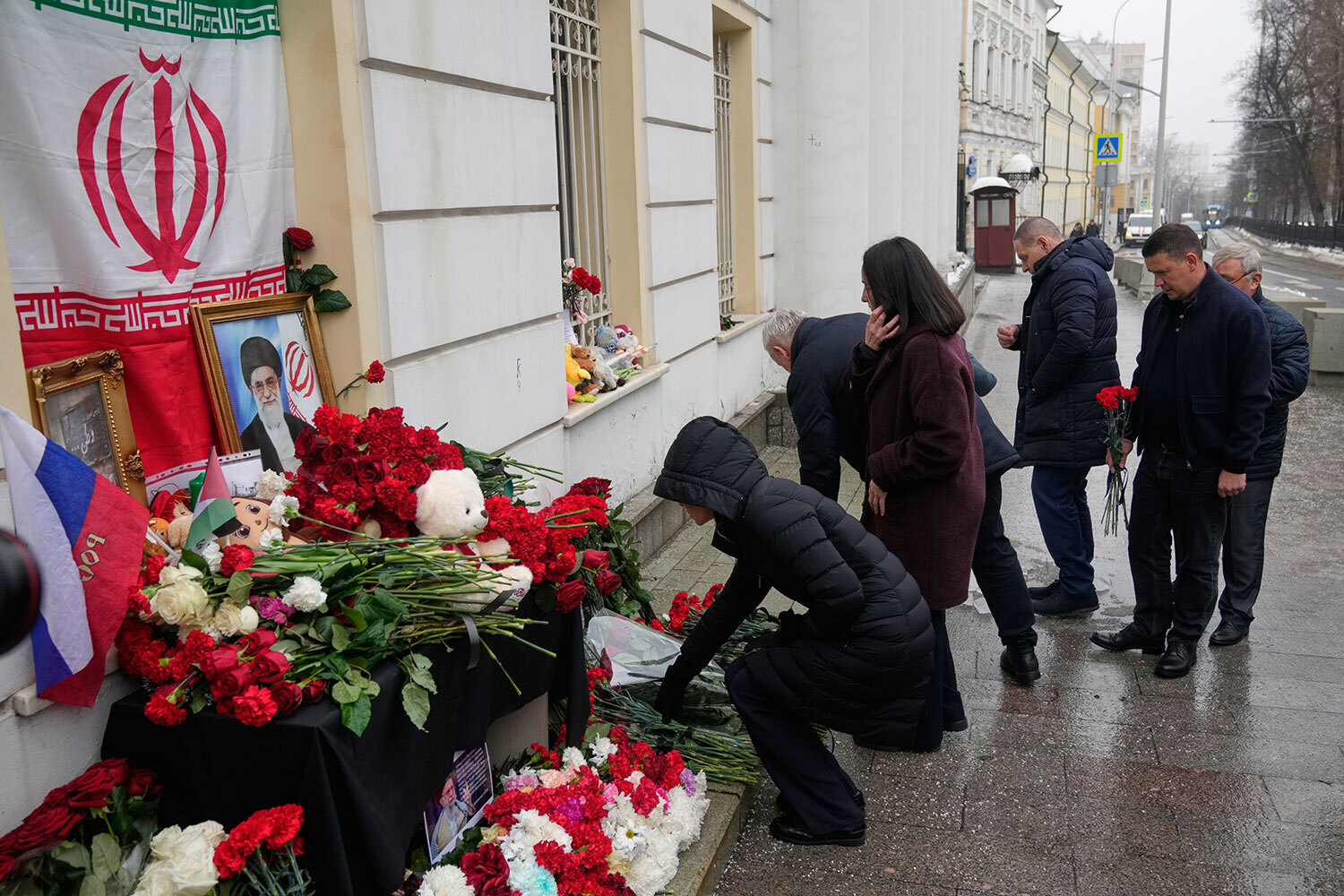 Москвичи оставляют возле посольства Ирана игрушки и цветы. На здании самого диппредставительства в знак скорби приспустили флаг.&nbsp;