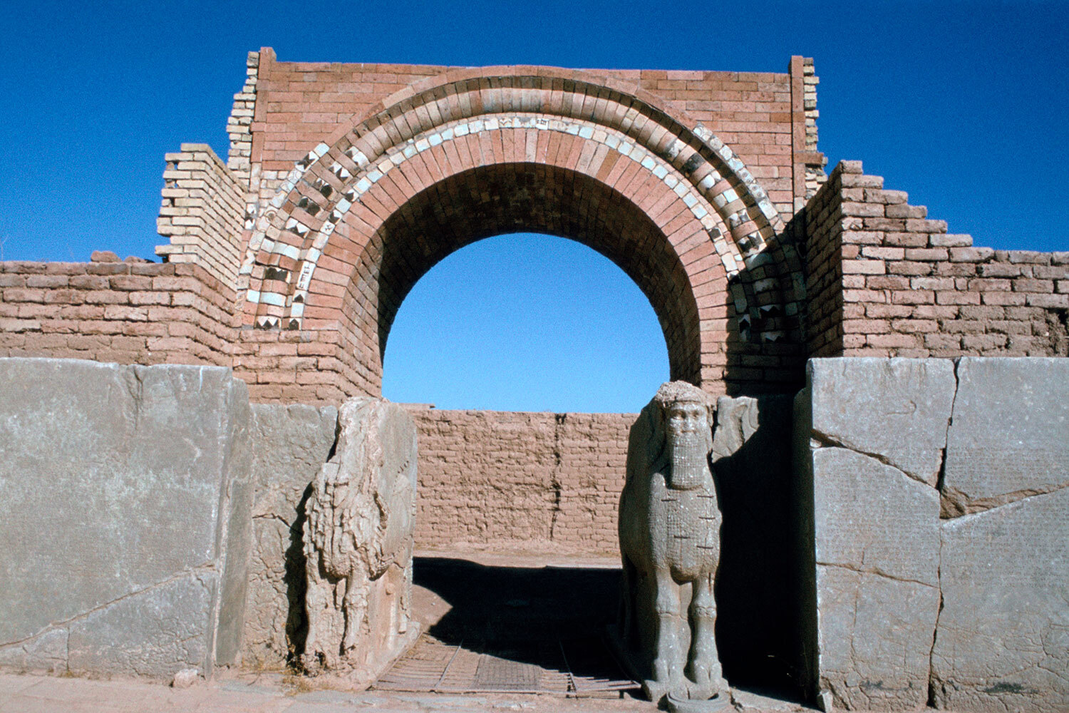 Исторический дворец Ашшурнацирапала II (или Северо-Западный дворец) возвели из-за переноса столицы Ассирии в IX в. до н.э. В мире комплекс в Нимруде знают по масштабным клинописным плитам и величественным барельефам с ламассу (остатки на фото, так называются мифологические существа крыльями орлов, телами львов или быков и лицами людей). В разное время слепки с здания выставляли в Британском (Лондон), Переднеазиатском (Берлин), Бруклинском (Нью-Йорк) и Пушкинском музеях (Москва). Боевики ИГ превратили памятник в руины в 2015 г.