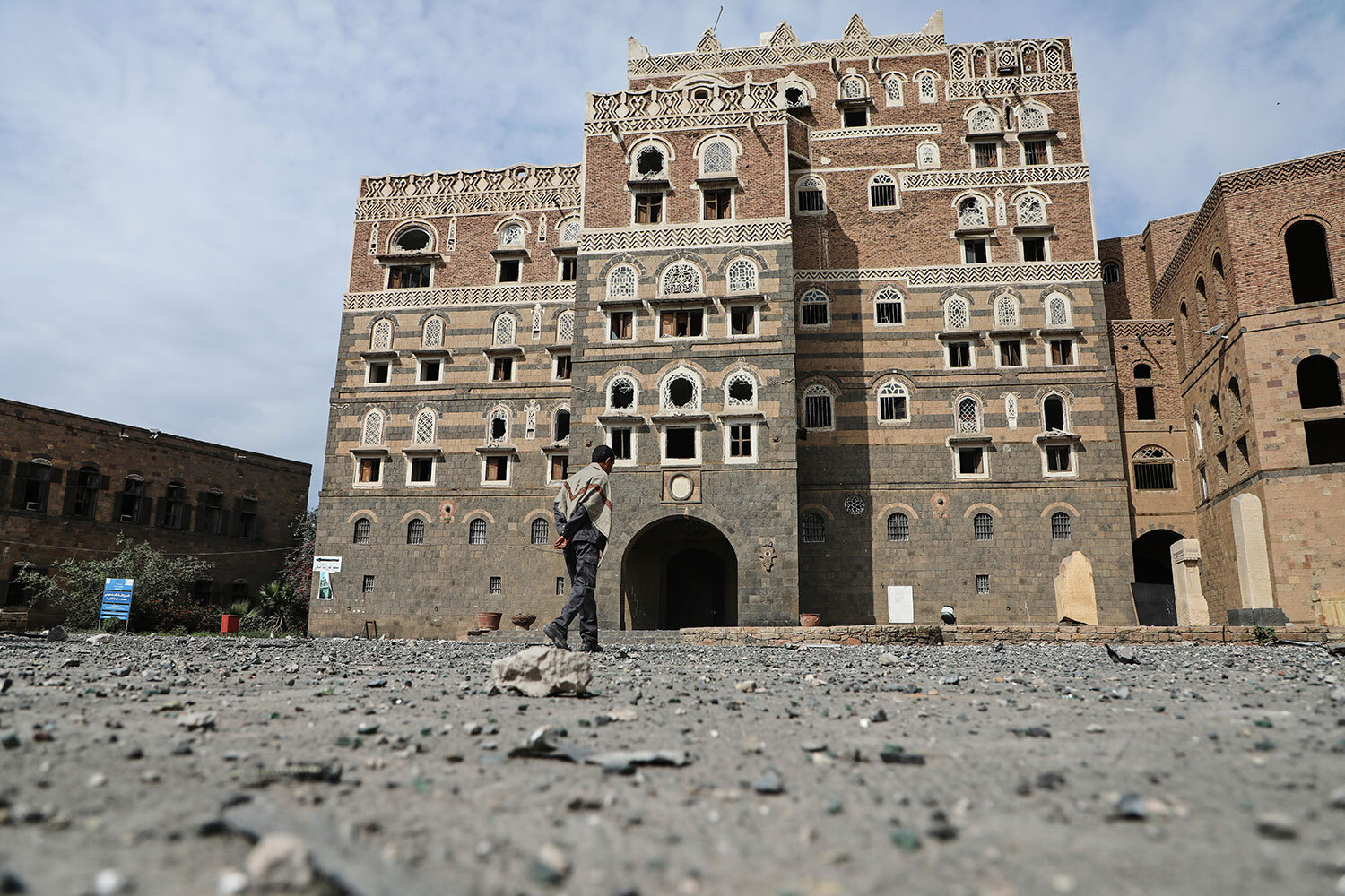 Старый город Саны в Йемене считается одним из старейших населенных городов мира (его история насчитывает около 2500 лет). В мире он наиболее известен многоэтажными «домами-башнями» из утрамбованной земли. В 2015 г. коалиция арабских стран во главе с Саудовской Аравией начала военную операцию «Буря решимости» против йеменских хуситов. Во время авиаударов среди прочего пострадали охраняемые ЮНЕСКО «дома-башни» в квартале Аль-Касими (на фото) и возведенная в XII в. поблизости мечеть Аль-Махди. В 2025 г. Израиль также наносил авиаудары по Сане и ее строениям.
