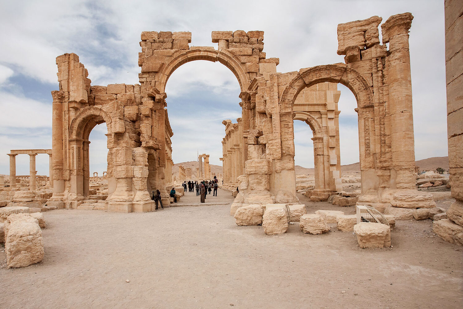 Триумфальная арка Пальмиры в Сирии (на фото) воздвигнута в III в. По одной из версий, ее построили в честь победы римлян над парфянами при императоре Септимии Севере. Впоследствии монументальная арка стала главным символом Пальмиры. В России многие запомнили ее по фото на обложке школьного учебника истории Древнего мира, некогда рекомендованного для пятых классов. В 2015 г. члены ИГ захватили город и взорвали охраняемый ЮНЕСКО памятник культуры. В настоящее время реставрацией Триумфальной арки занимаются специалисты из России.