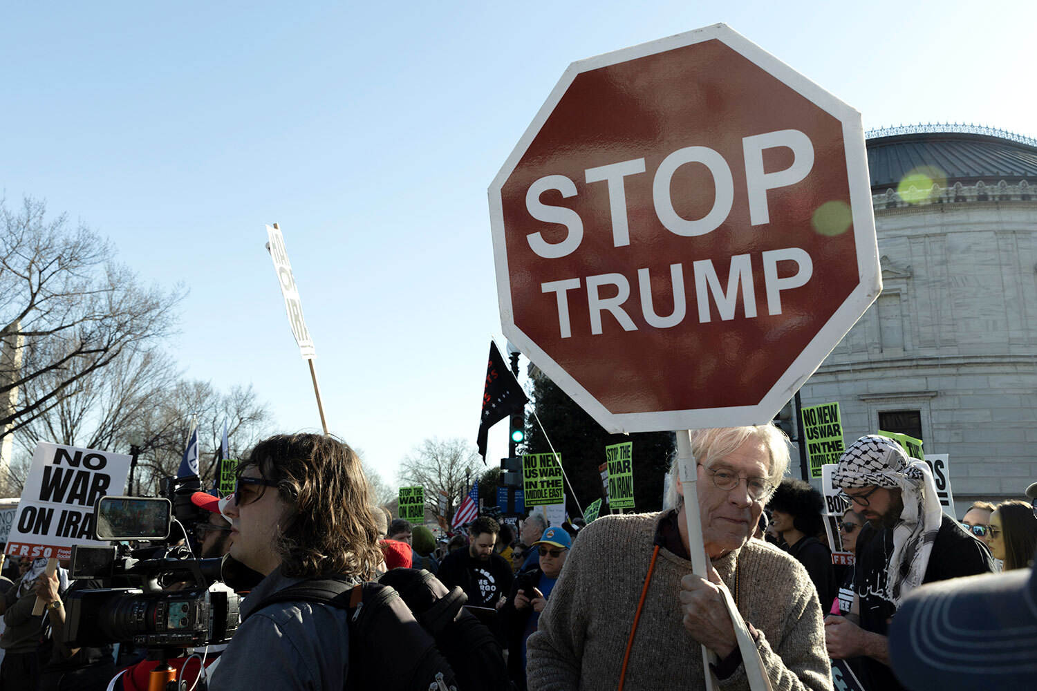 По всей территории США, в том числе у Белого дома и на Таймс-сквер в Нью-Йорке, тысячи людей собрались на митинги, чтобы выразить несогласие с американо-израильской военной операцией в Иране. Демонстранты выступают против решений президента Соединенных Штатов Дональда Трампа и втягивания страны в новый вооруженный конфликт. CNN отмечает, что акции носили мирный характер.