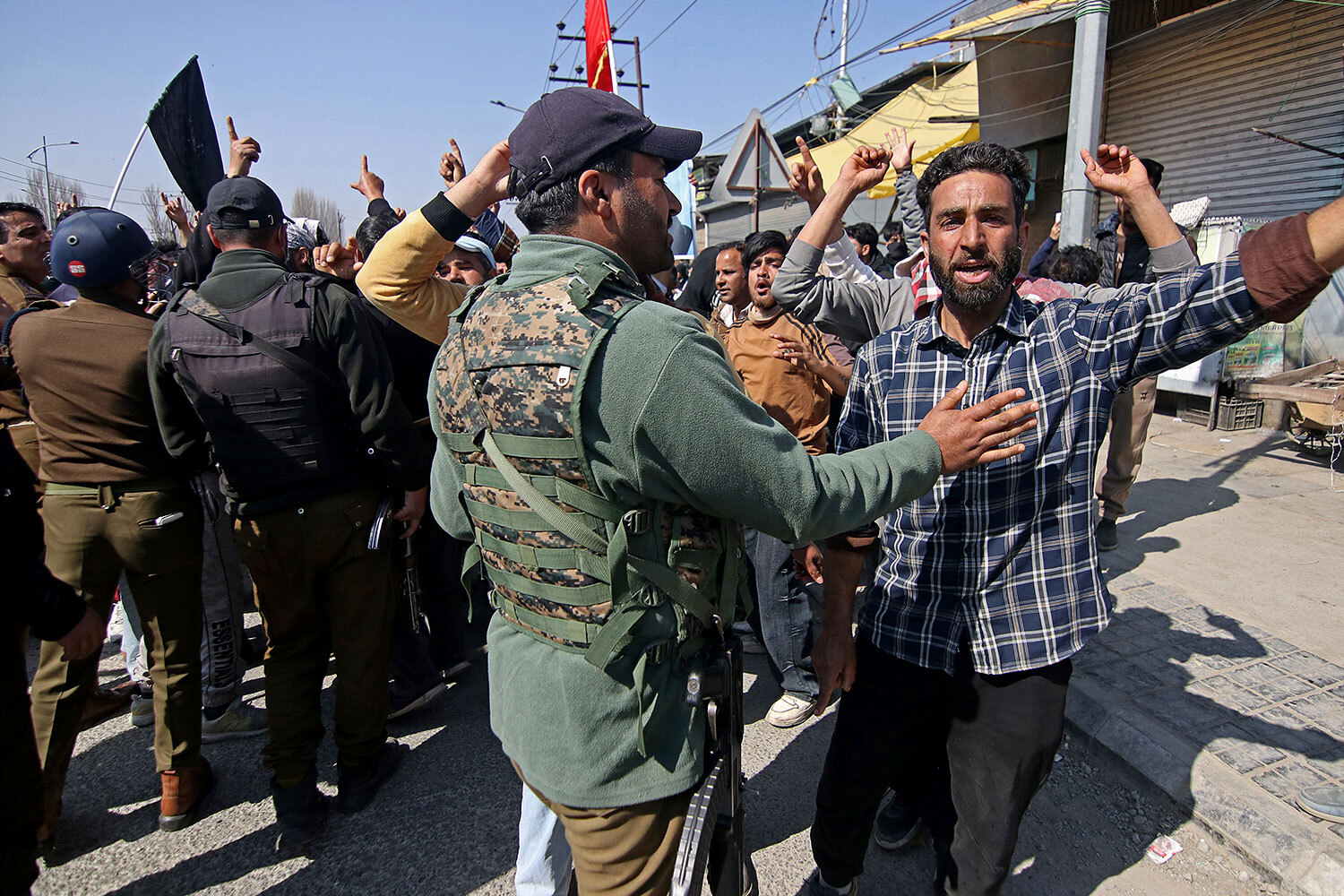 После гибели верховного лидера Ирана аятоллы Али Хаминеи протесты распространились по разным регионам Индии, сообщила газета The New Indian Express. В частности, демонстрации прошли в столице индийской союзной территории Джамму и Кашмир Сринагаре.