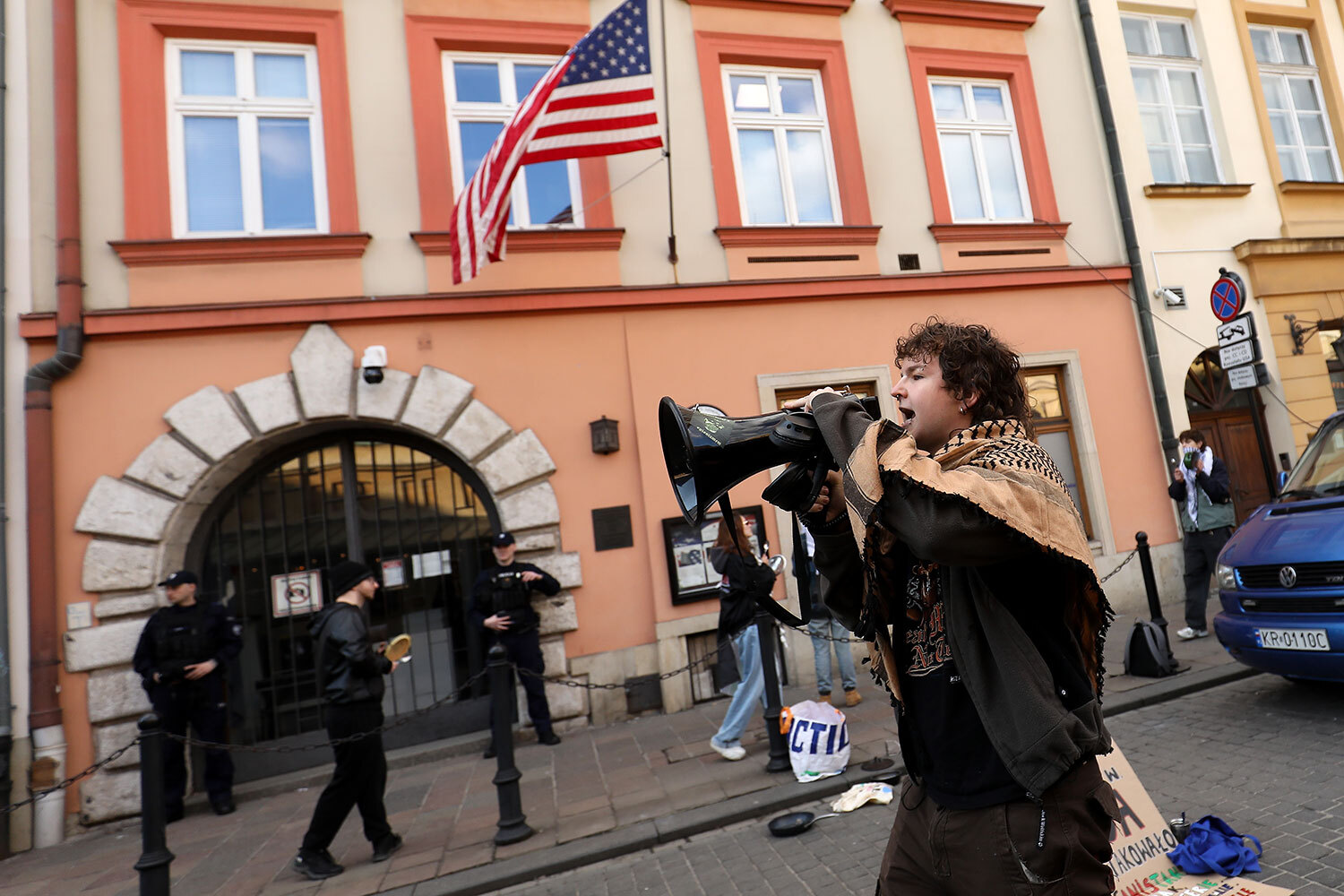 Антиамериканские акции прошли и в некоторых городах Польши, в том числе Варшаве и Кракове.