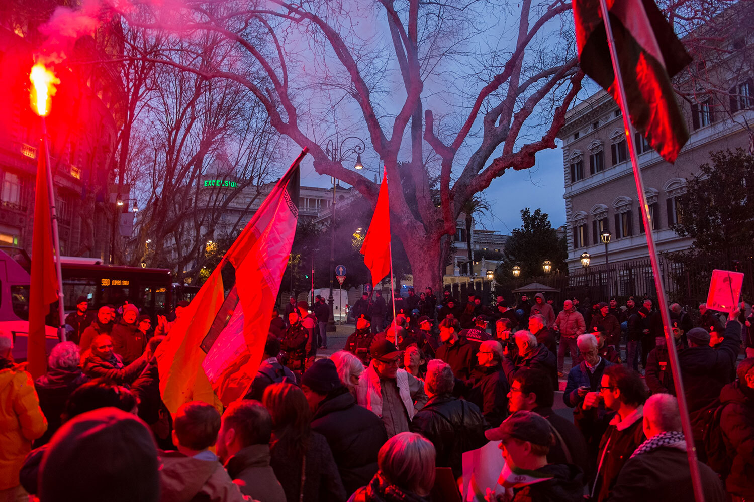 По данным «РИА Новости», 2 марта манифестация в поддержку Ирана прошла у посольства США в Риме. В акции приняли участие около сотни человек.