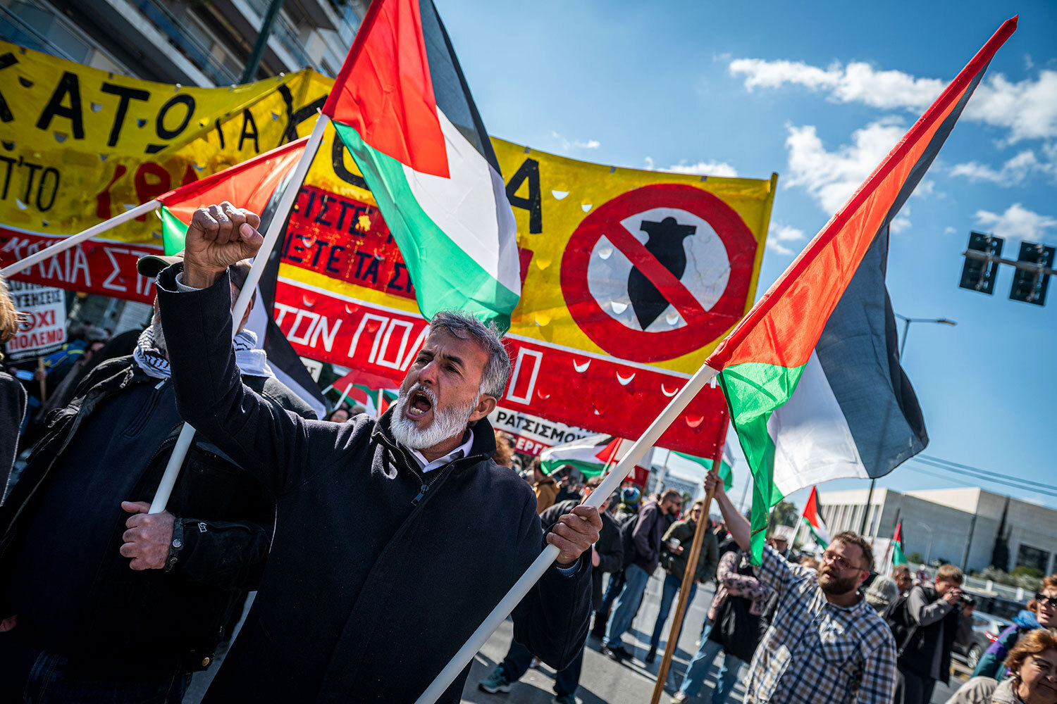 В столице Греции Афинах масштабная антивоенная демонстрация состоялась у здания посольства США. Участники&nbsp;размахивали иранскими флагами и держали в руках транспарант с надписью: «Они сеют хаос на Ближнем Востоке».