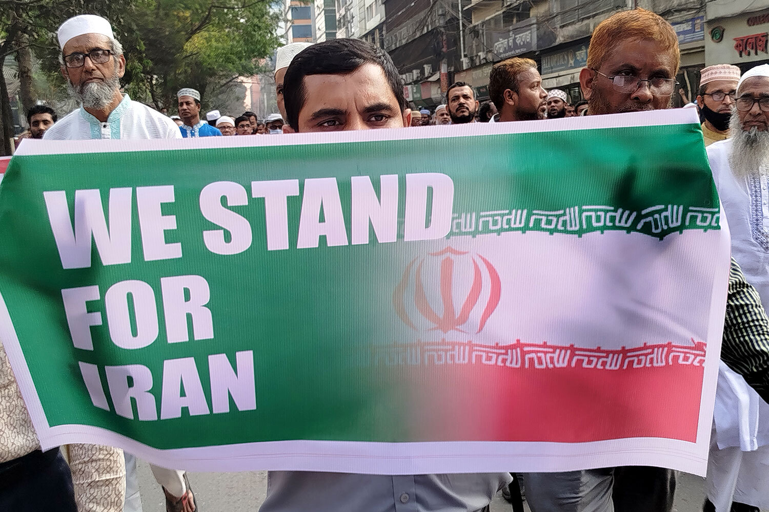 1 марта в столице Бангладеш Дакке прошла антиамериканскиая акция партии «Джамаат-и ислами» (организация признана террористической и запрещена в РФ), в ходе которой она осудила нападение Израиля и США на Иран. Демонстрация началась после полуденной молитвы у северных ворот Национальной мечети Байтул-Мукаррам.