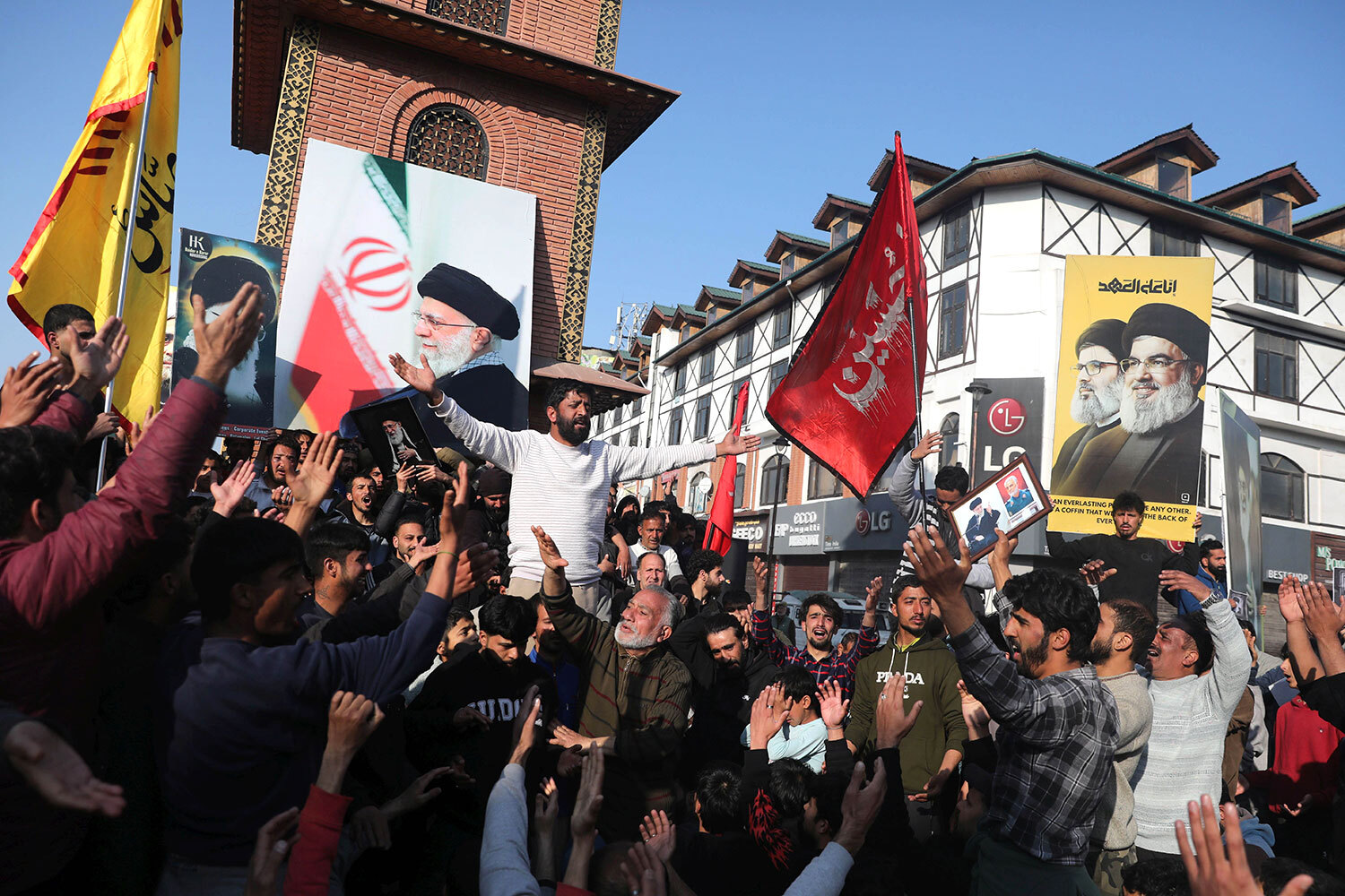 В индийских штатах Бихар и Уттар‑Прадеш демонстранты несли фотографии Хаменеи и свечи, выкрикивая антиамериканские и антиизраильские лозунги.