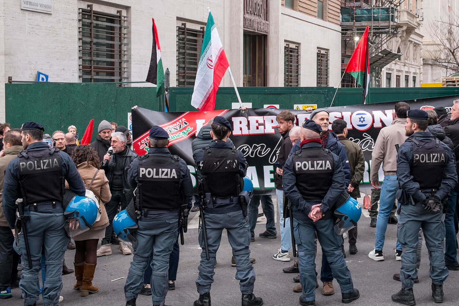 Среди участников митинга в Риме были сторонники Палестины и левых политических сил. В руках они держали баннер «Репрессия не остановит сопротивление и солидарность». К протестующим присоединились около десятка иранцев, которые раздавали национальные флаги и фотографии с жертвами авиаударов США и Израиля, отмечает «РИА Новости».