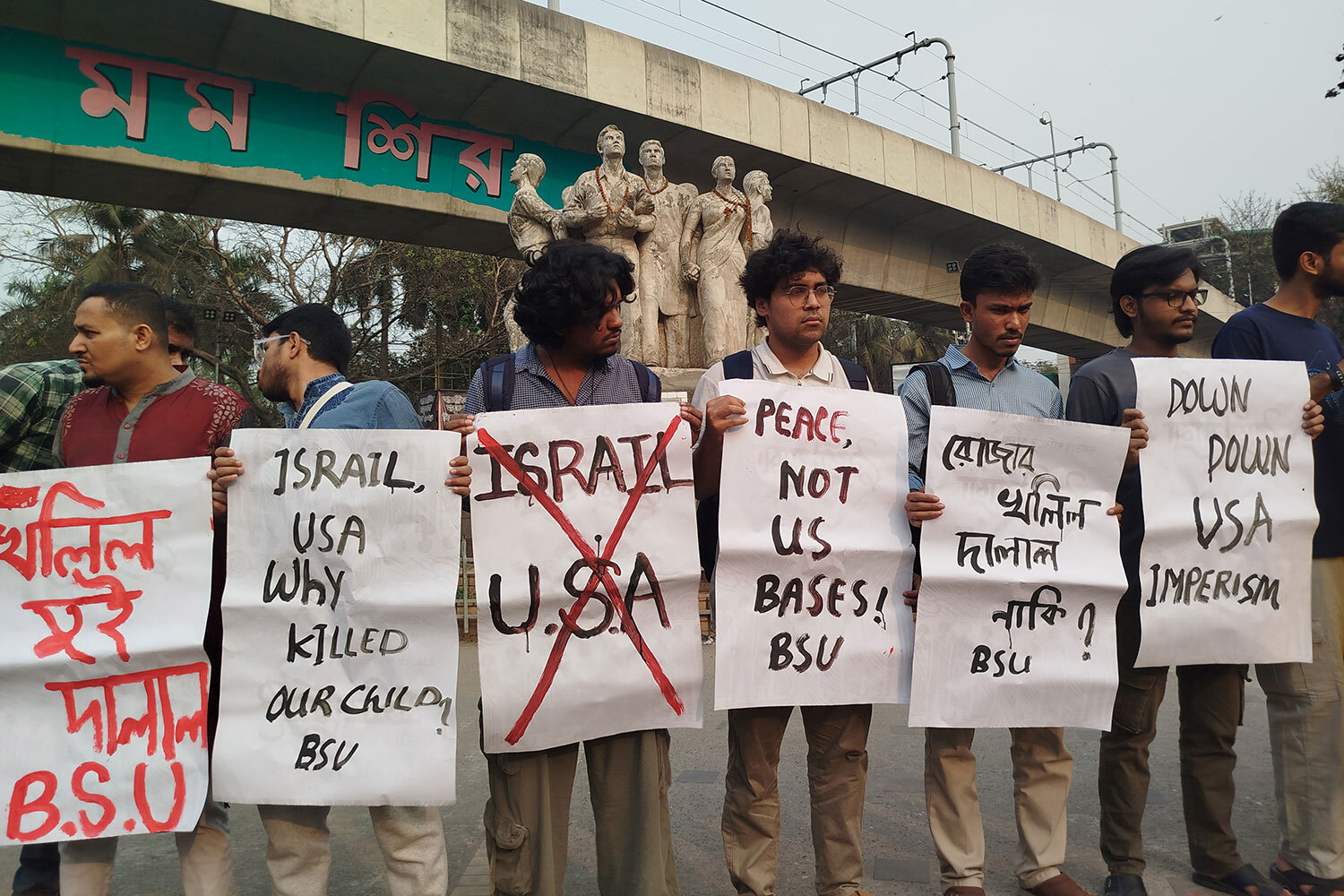 Спонтанные митинги прошли и в других городах Бангладеш.