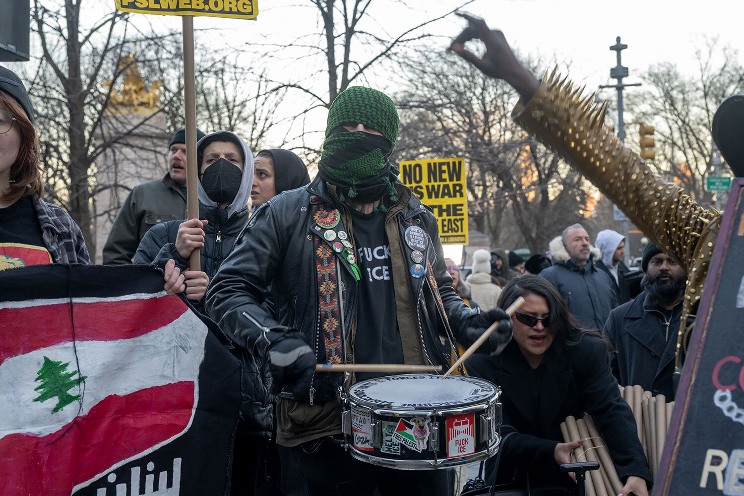 В Нью-Йорке люди прошли маршем мимо башни Трампа. Первые протесты начались еще 28 февраля, в день начала операции против Ирана. Американцы вышли на улице в Атланте, Балтиморе, Бостоне, Чикаго, Цинциннати, Денвере, Лас-Вегасе, Лос-Анджелесе, Майами и Миннеаполисе.