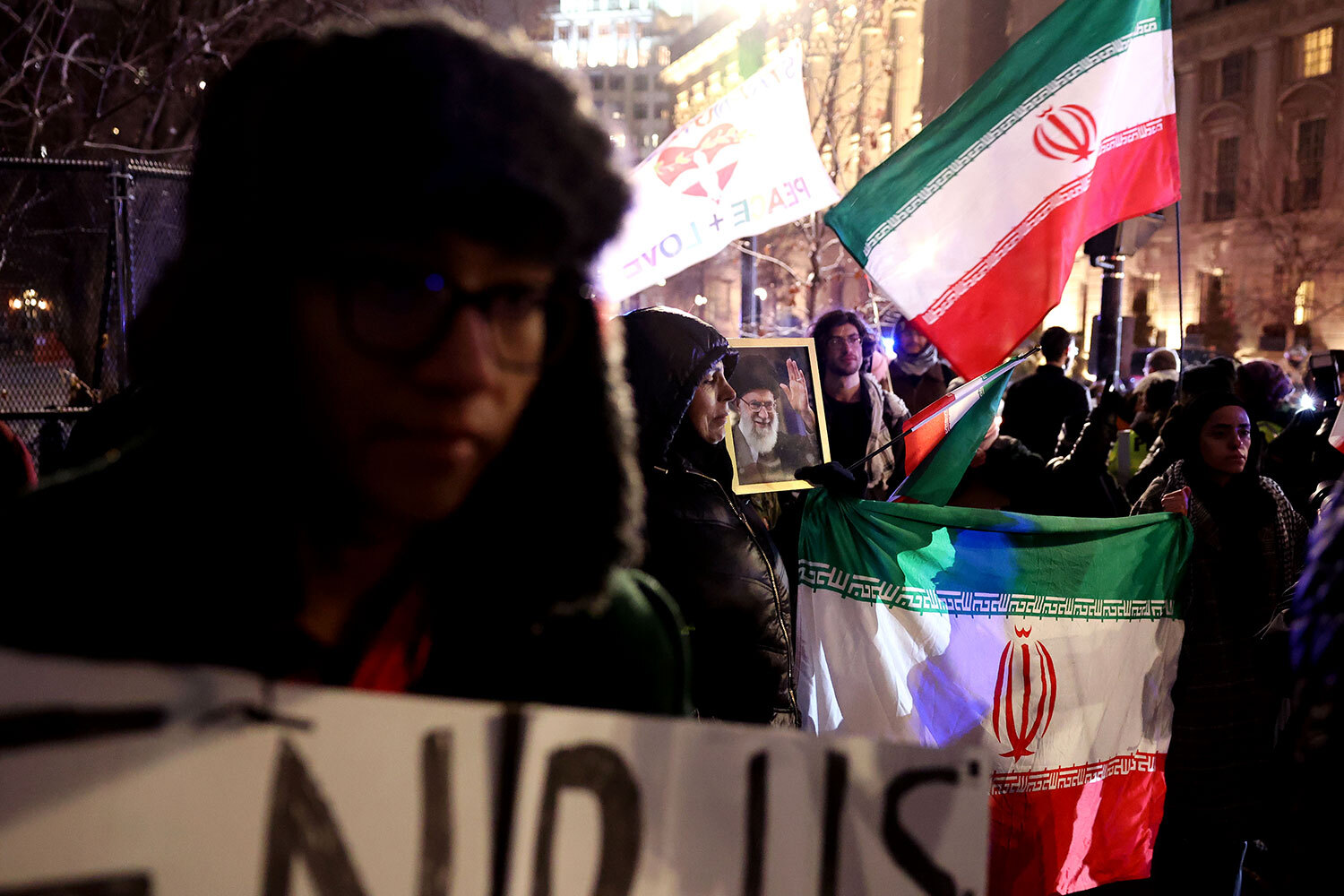 «Военная операция не была санкционирована конгрессом. Трамп творит то, что хочет, на своих собственных условиях, это делает его фашистом и превращает страну в фашистское государство», – передает слова одной из участниц протеста в США The Guardian.На фото: протест в Вашингтоне.