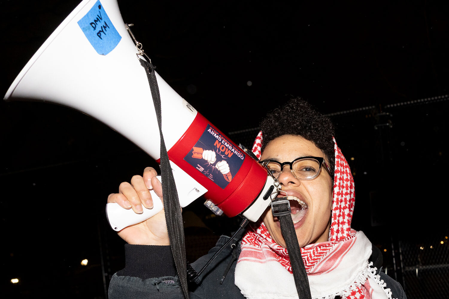 Как отмечает CNN, демонстранты в США скандировали «Руки прочь от Ирана!».