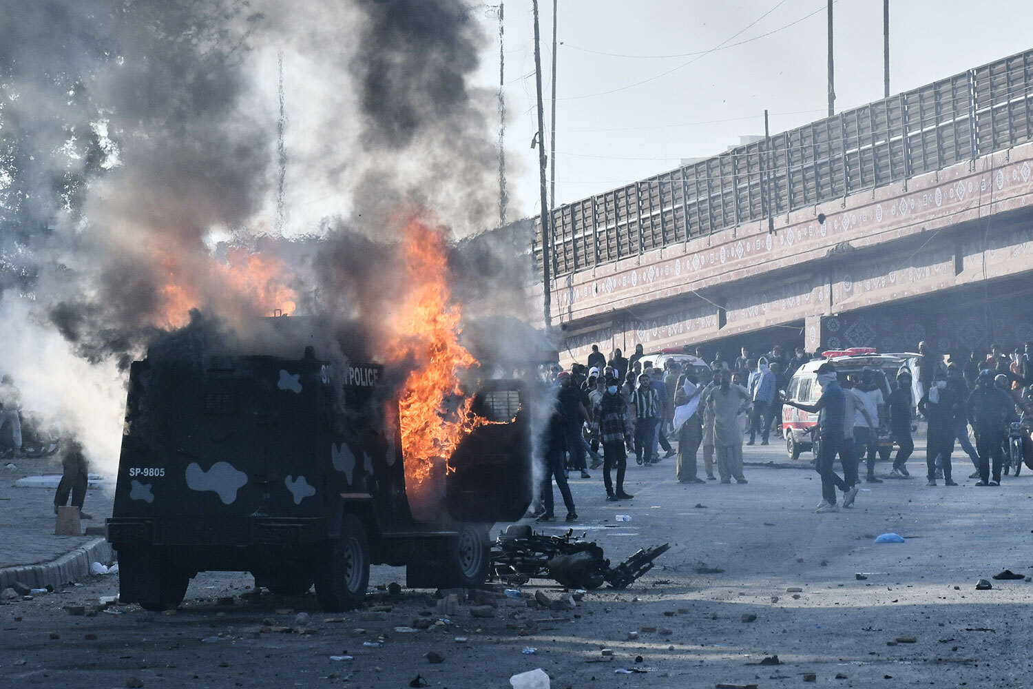 В результате беспорядков в Пакистане погибли по меньшей мере 24 человека. Десять из них – демонстранты в Карачи, которые пытались взять штурмом консульство США, отмечает Reuters. Тем временем в столице страны, Исламабаде, тысячи граждан направились к так называемой «красной зоне» – району, где расположены ключевые правительственные здания.