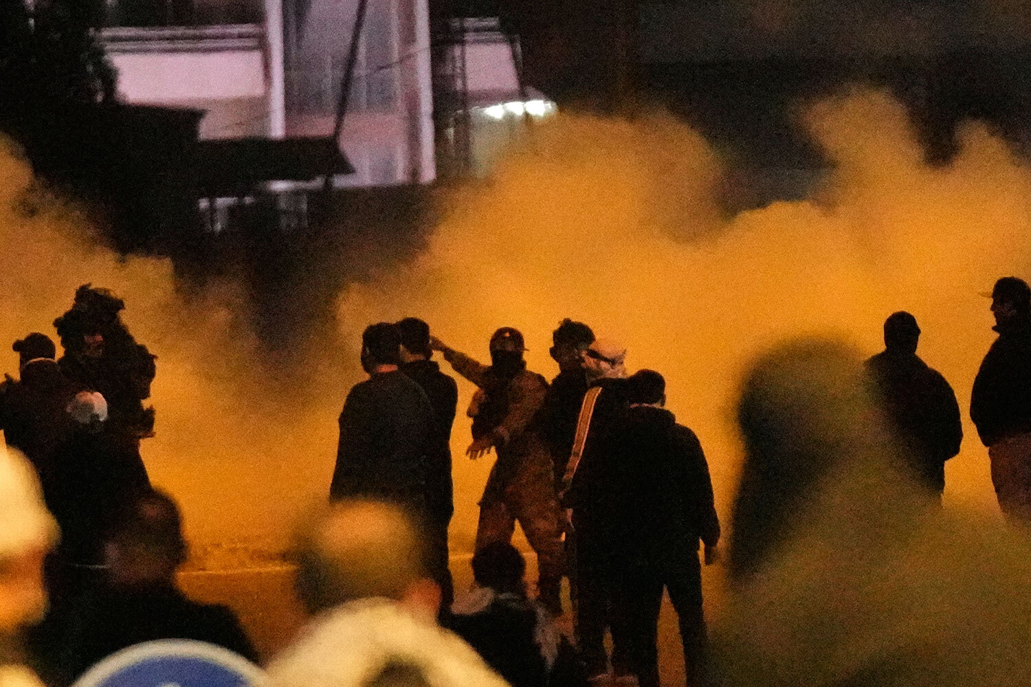 Жители Ирака несколько дней штурмуют дипломатический квартал Багдада, где находится посольство США. Чтобы предотвратить прорыв, подразделения сил внутренней безопасности применили против демонстрантов слезоточивый газ, оружие и светошумовые гранаты.