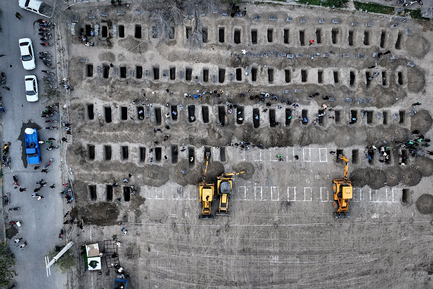 3 марта в Иране прошли массовые похороны жертв атаки на начальную школу для девочек «Шаджаре Тайебе» в Минабе на юге страны: тысячи людей пришли проститься с детьми и учителями. По данным прокуратуры города, в результате авиаудара США и Израиля 28 февраля по учебному заведению погибли 165 человек.На фото: подготовка могил.