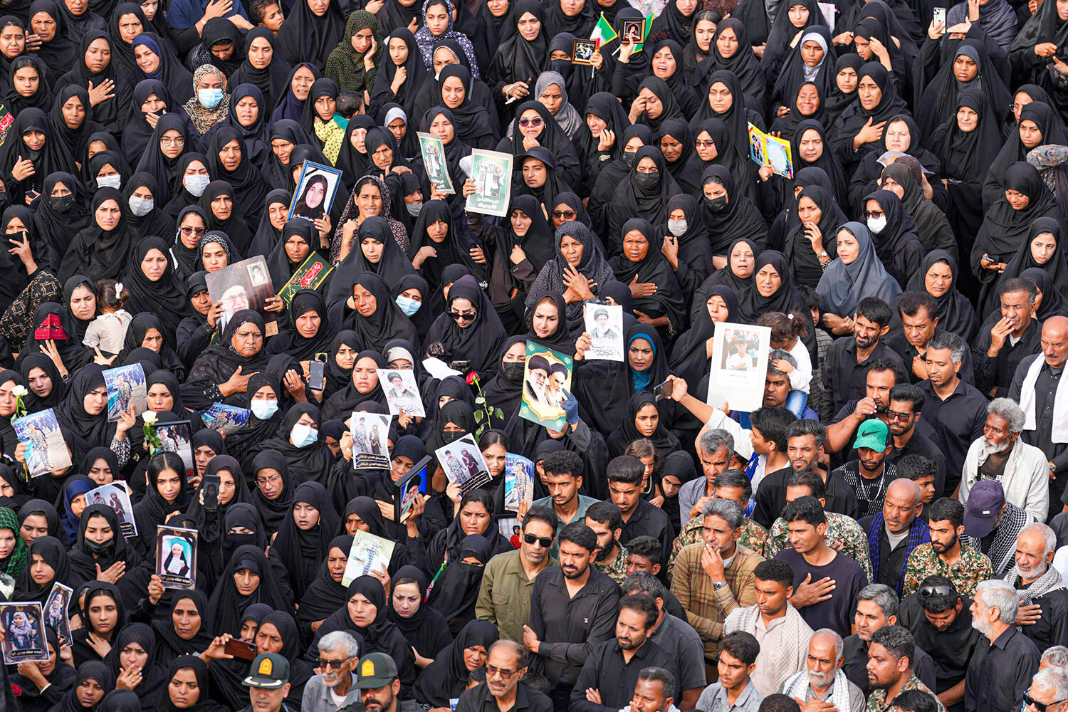 «Черное море» из скорбящих заполнило центральные улицы и площади города. Участники траурной церемонии несли фотографии погибших.