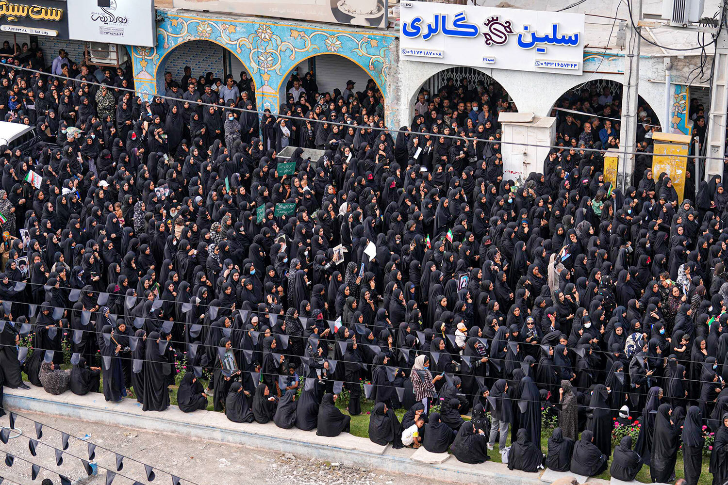 Церемония быстро превратилась одновременно в дань памяти и протест. На ней присутствовали глава Верховного суда Хормозган Моджтаб Гахремани и группа чиновников.