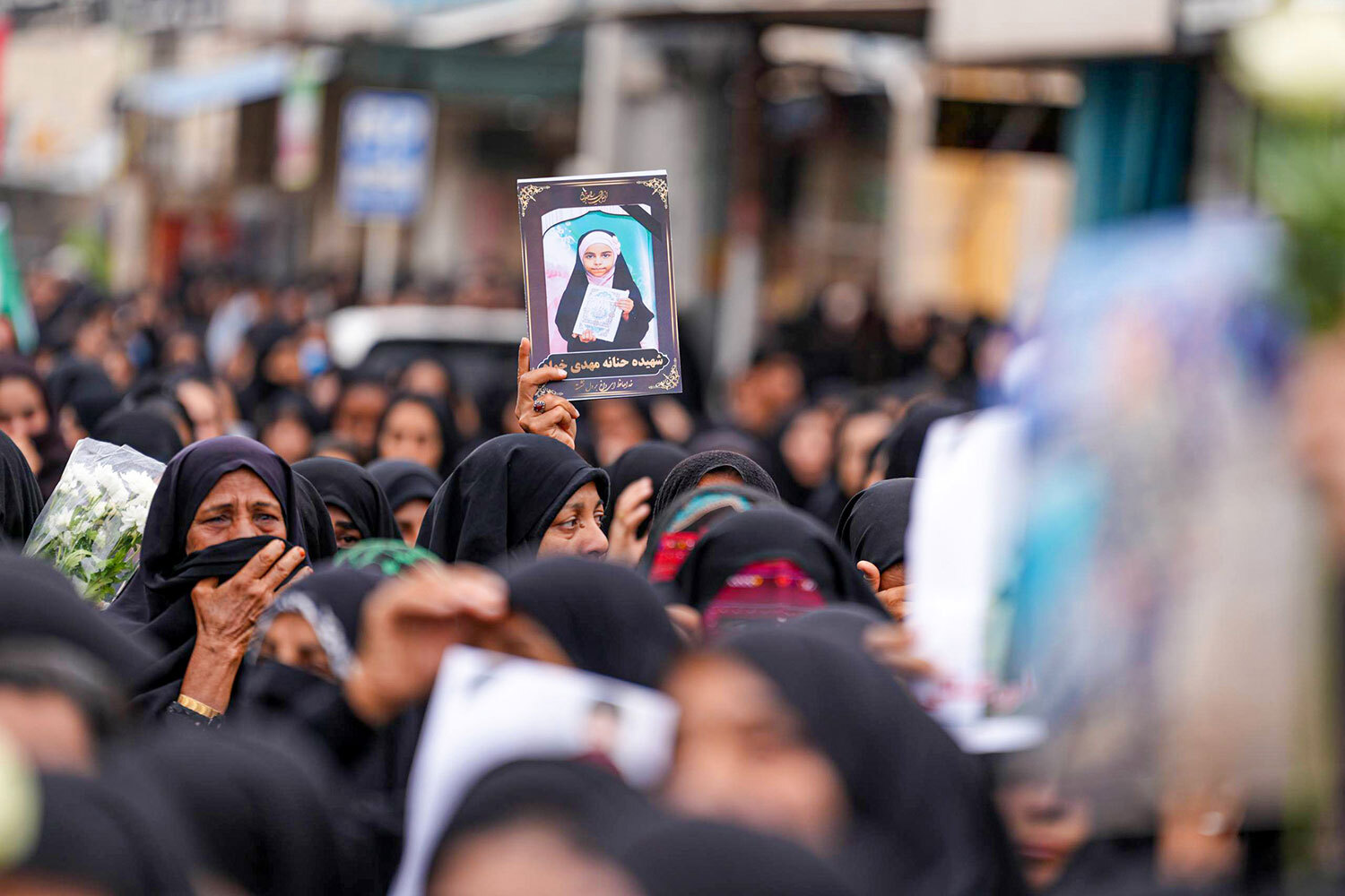 Толпа скандировала «Нет капитуляции!», отмечает Al Jazeera. 