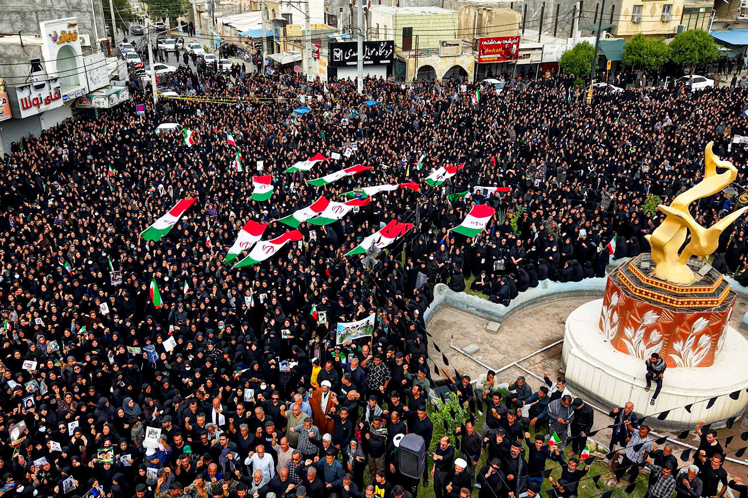 По данным&nbsp;Al Jazeera, мужчины размахивали национальными флагами, в основном стоя отдельно от женщин в черных чадрах.