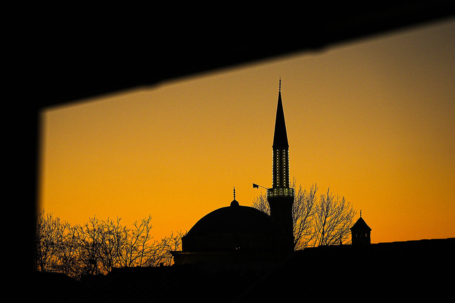 Мечеть Ферхадия (Ферхат-паши) в Боснии и Герцеговине оказалась разрушенной во время Боснийской войны 1992-1995 гг. Шедевр османской архитектуры с 43-метровым минаретом возвели в центре города Баня-Луке в 1579-м, а снесли в 1993 г. Здание восстановили и вновь открыли в 2016 г. Всего в период этих боевых действий пострадали около 1000 мечетей и объектов исламского наследия – в честь них в стране проводят официальный день поминовения.