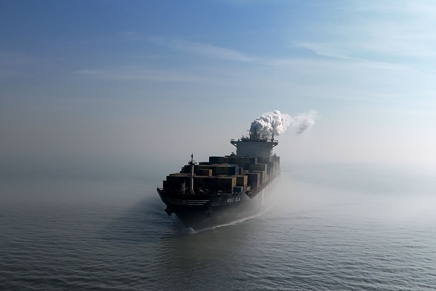 Иран на фоне американо-израильских ударов по своей территории 2 марта объявил о закрытии для судоходства Ормузского пролива, соединяющего Персидский и Оманский заливы Индийского океана. В тот же день трафик по этой водной артерии, обеспечивающей 15% мирового экспорта нефти и 20% – СПГ, упал на 81%, а ставки фрахта танкеров взлетели в разы. Это не первый случай, когда движение судов столкнулось с проблемами: блокировки, перебои и задержки происходили и на других стратегически важных проливах и каналах. О самых громких инцидентах и их причинах – в галерее «Ведомостей».