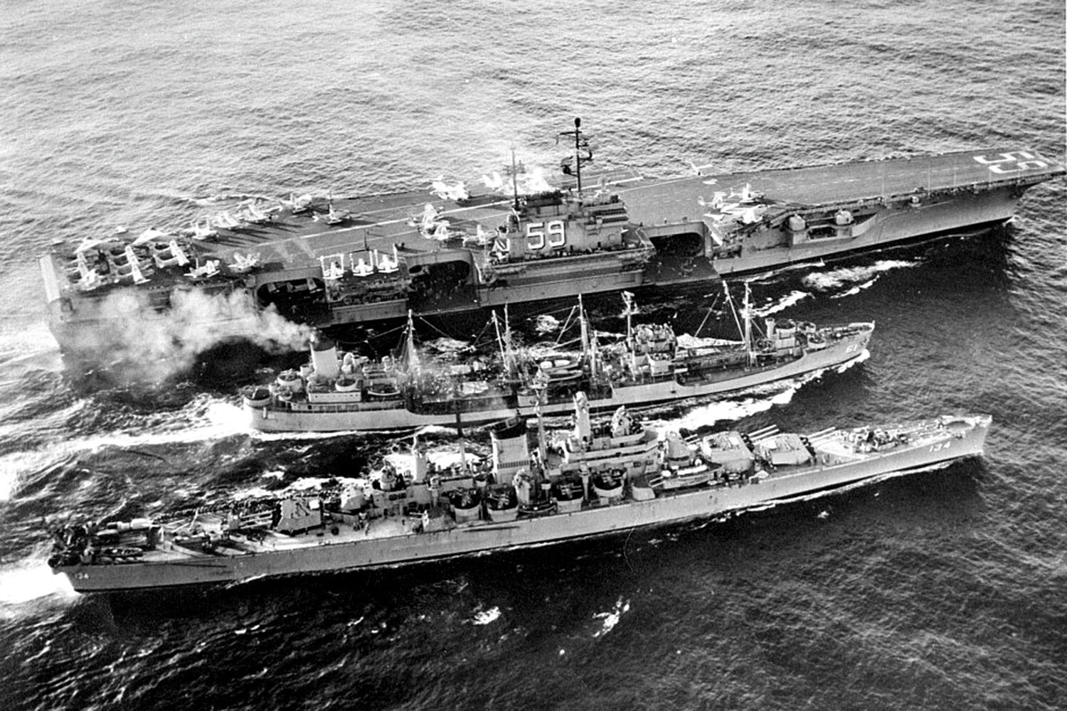 Суэцкий кризис, 1956-1957 гг. В июле 1956 г. президент Египта Гамаль Абдель Насер передал контроль над компанией, управлявшей Суэцким каналом (он связывает Средиземное и Красное моря), государственной организации, тем самым фактически национализировав его. Уже осенью против Египта начали боевые действия сразу три страны – ранее контролировавшие водный путь Великобритания и Франция, а также Израиль. Конфликт продолжался несколько месяцев, пока государства-агрессоры не вывели войска под давлением США и СССР. В результате Суэцкий канал был закрыт с ноября 1956 г. по апрель 1957 г. В те годы две трети европейского импорта нефти зависели от канала, а потому прекращение работы магистрали негативно сказалось на глобальных цепочках поставок. В качестве альтернативы использовался существенно более долгий маршрут – вокруг мыса Доброй Надежды (юг Африки).