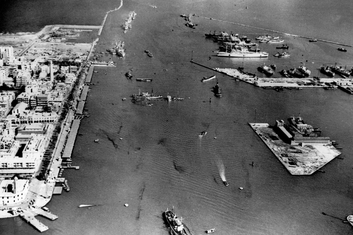 Застрявшая в Суэцком канале «Желтая флотилия», 1967-1975 гг. В июне 1967 г. разразилась Шестидневная война между Израилем и коалицией арабских государств – Египта, Сирии, Иордании и Ирака. Суэцкий канал, по которому в тот момент шли 15 судов Британии, Германии, Польши, Швеции и других стран, был заблокирован с обеих сторон. По итогам скоротечных боевых действий восточный берег водного пути оказался под контролем победившего Израиля, а Гамаль Абдель Насер, не желая разрешать израильтянам пользоваться каналом, приказал оставить его блокированным на неопределенный срок. 14 из 15 застрявших судов встали на якорь в самой широкой части Суэцкого канала – Большом Горьком озере площадью 250 кв. км. К счастью для моряков, им не пришлось ждать все восемь лет, пока движение по нему не было возобновлено. Для обслуживания кораблей оставалась меньшая часть экипажей, при этом они менялись каждые несколько месяцев. После возобновления судоходства лишь два борта смогли пойти своим ходом, из-за накопившегося на них песка все 15 кораблей прозвали «Желтой флотилией».