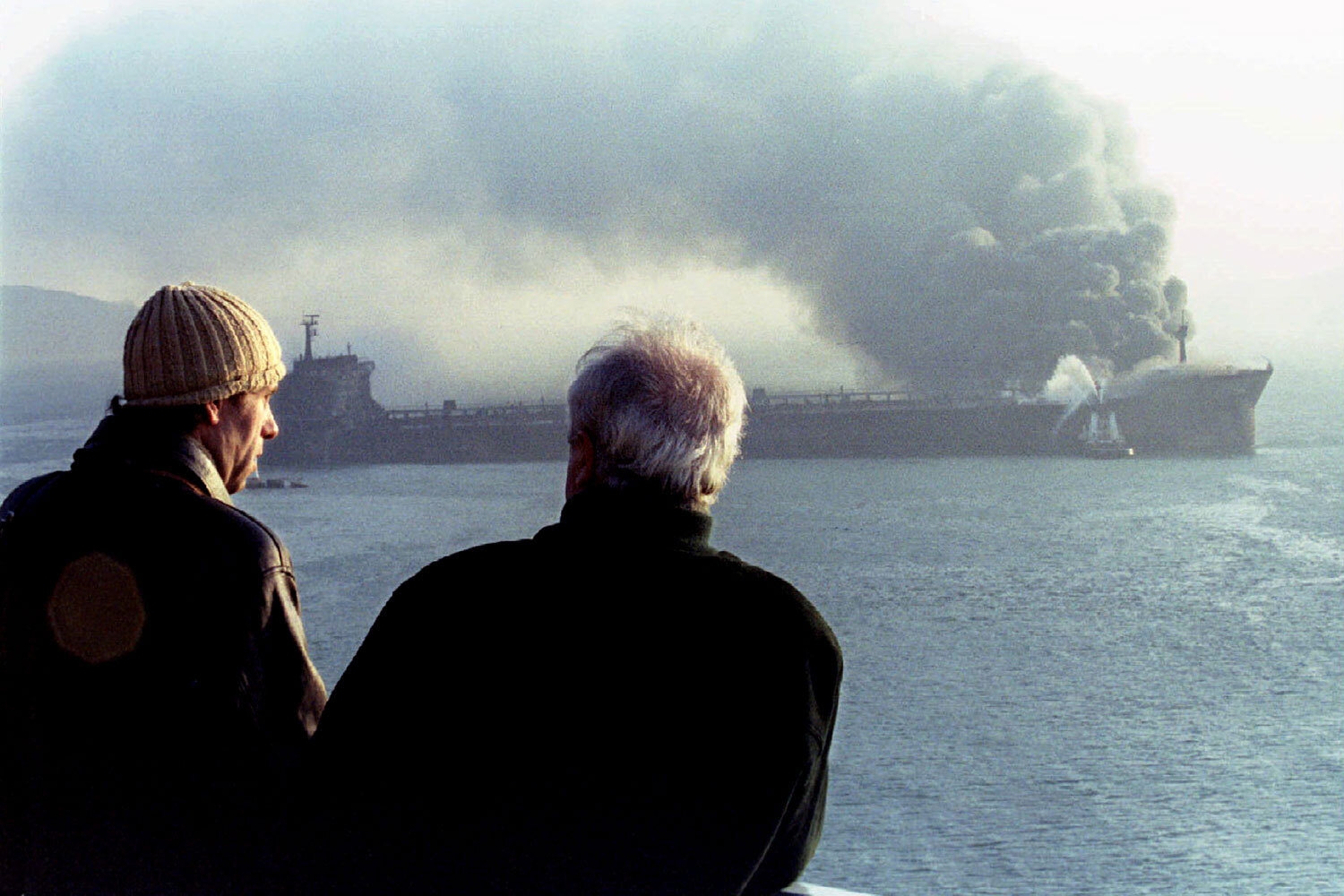 Столкновение танкеров в Босфоре, 1994 г. В марте 1994 г. танкер Nassia, следовавший из России в Италию, столкнулся в Босфорском проливе с грузовым судном Shipbroker (оба шли под флагом Кипра). Из-за инцидента в корпусе танкера образовалась трещина. В море вытекло 95 000 т нефти, которая воспламенилась, охватив огнем оба судна. В результате трагедии погибли 24 члена экипажа, еще десять пропали без вести, 29 пострадали. Горение нефтяного пятна продолжалось более четырех суток, движение через Босфор все это время оставалось заблокированным.