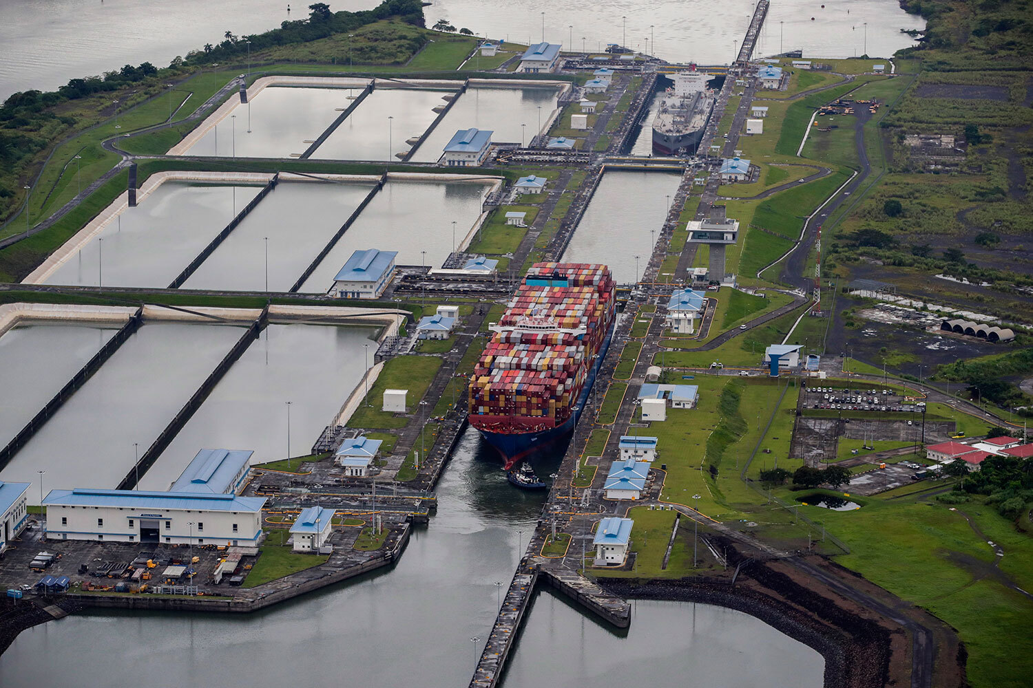 Засуха на Панамском канале, 2023 г. В 2023 г. из-за крупнейшей за столетие засухи уменьшилась пропускная способность Панамского канала, соединяющего Атлантический и Тихий океаны. Этот путь шлюзового типа использует для набора воды водохранилища, уровень в которых упал из-за засухи и явления Эль-Ниньо, сократившего количество осадков. В результате артерия попросту обмелела, и ограничения на транзит судов были ужесточены. В августе 2023 г. у канала наблюдалась пробка из более чем 250 судов. В 2024-2025 гг., после завершения засухи, произошло восстановление трафика по водной магистрали.