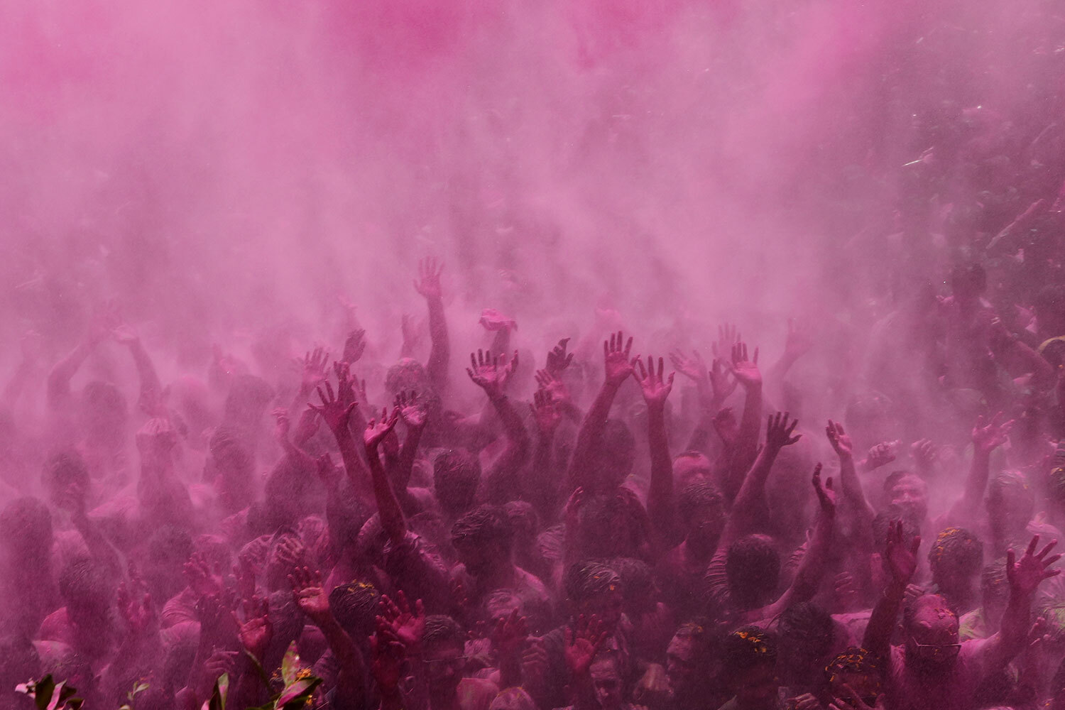 Индия отмечает один из самых ярких праздников – фестиваль красок Холи. 4 марта миллионы людей по всей стране обсыпают друг друга цветными порошками (гулалом), обливают подкрашенной водой и танцуют, приветствуя приход весны.