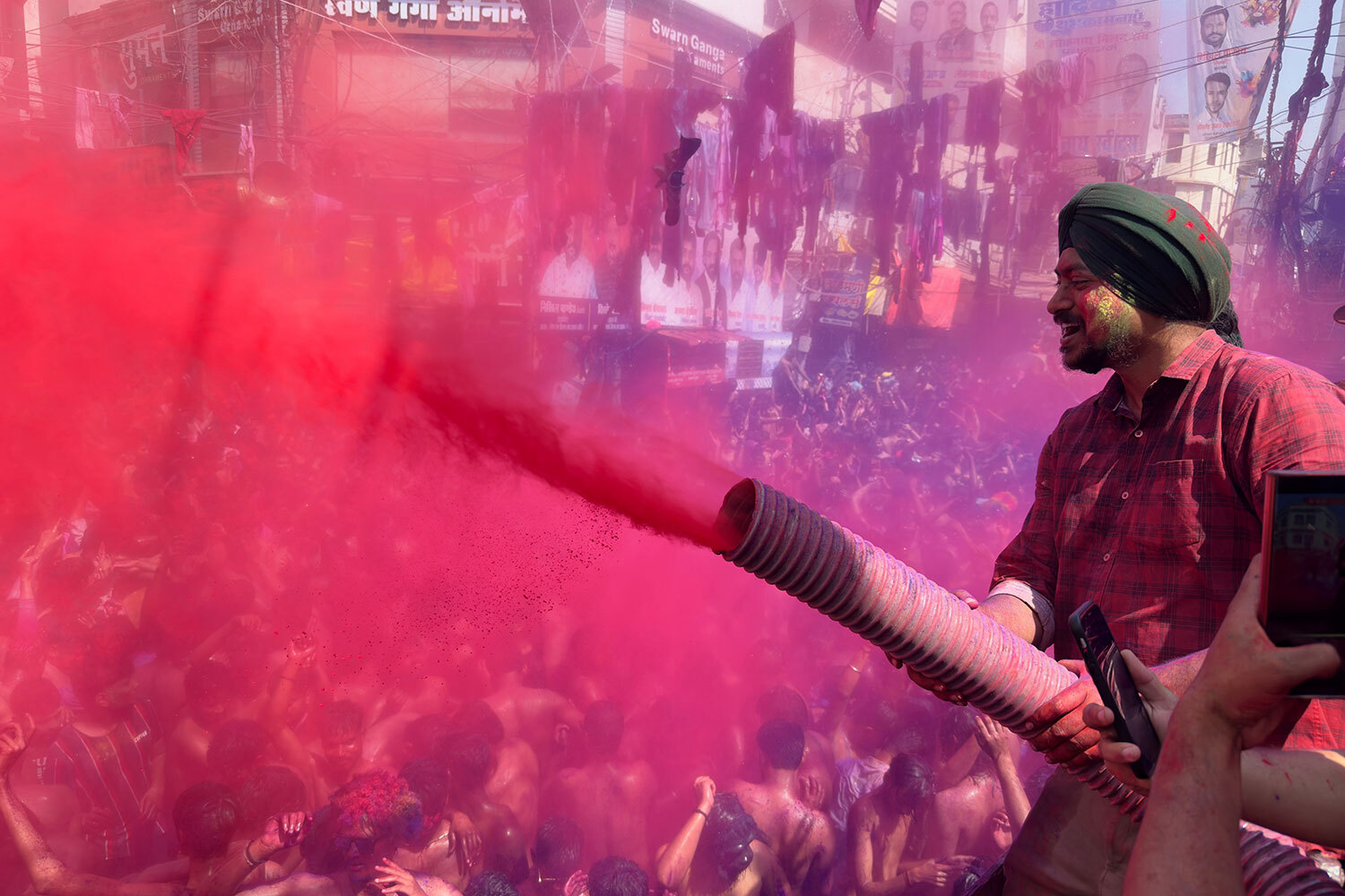 Празднования начались вечером 3 марта с сожжения чучела Холики.