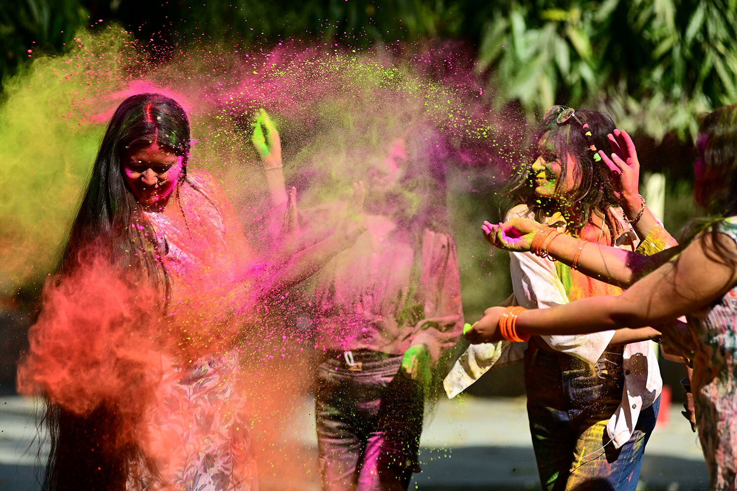 Некоторые бросают с крыш воздушные шары, наполненные цветной водой, другие используют водяные пистолеты.
