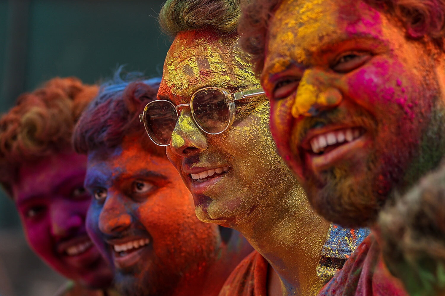 Традиционно красители делали из природных компонентов – куркумы, сандала, хны и других растений, но сейчас используют и химические краски.