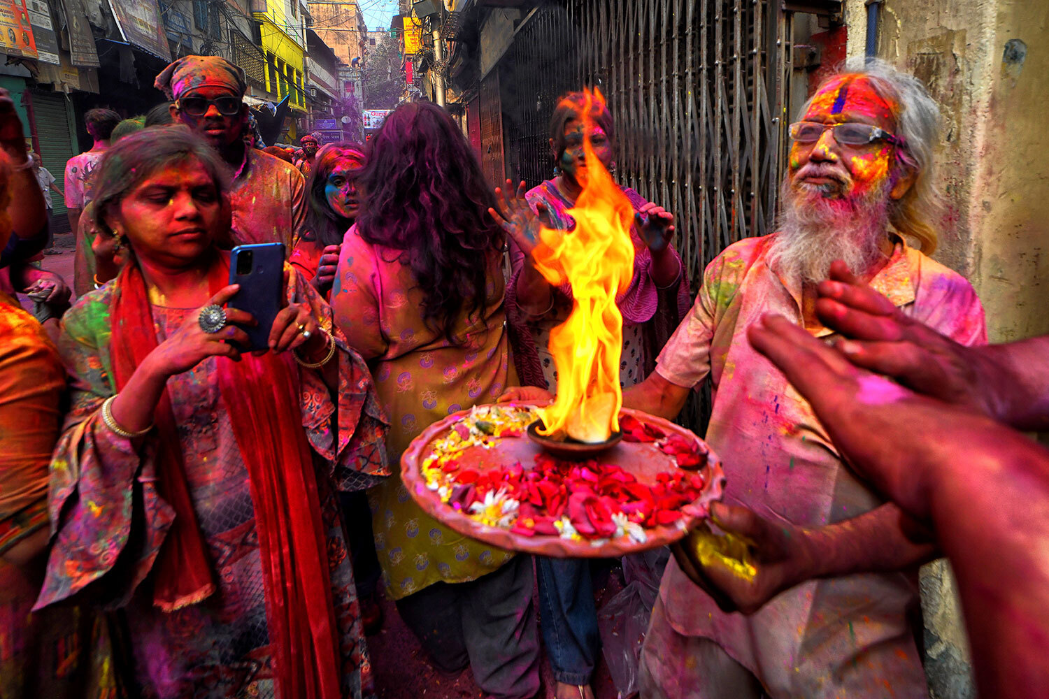 По поверьям, огонь прогоняет злых духов и символизирует победу добра.