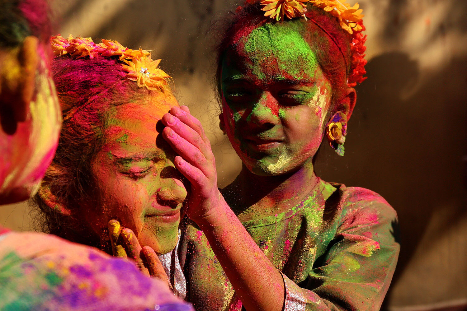 Согласно одной из легенд, обычай восходит к богу Кришне. По преданию, он начал раскрашивать лицо своей возлюбленной Радхи – так зародилась традиция игр с красками.