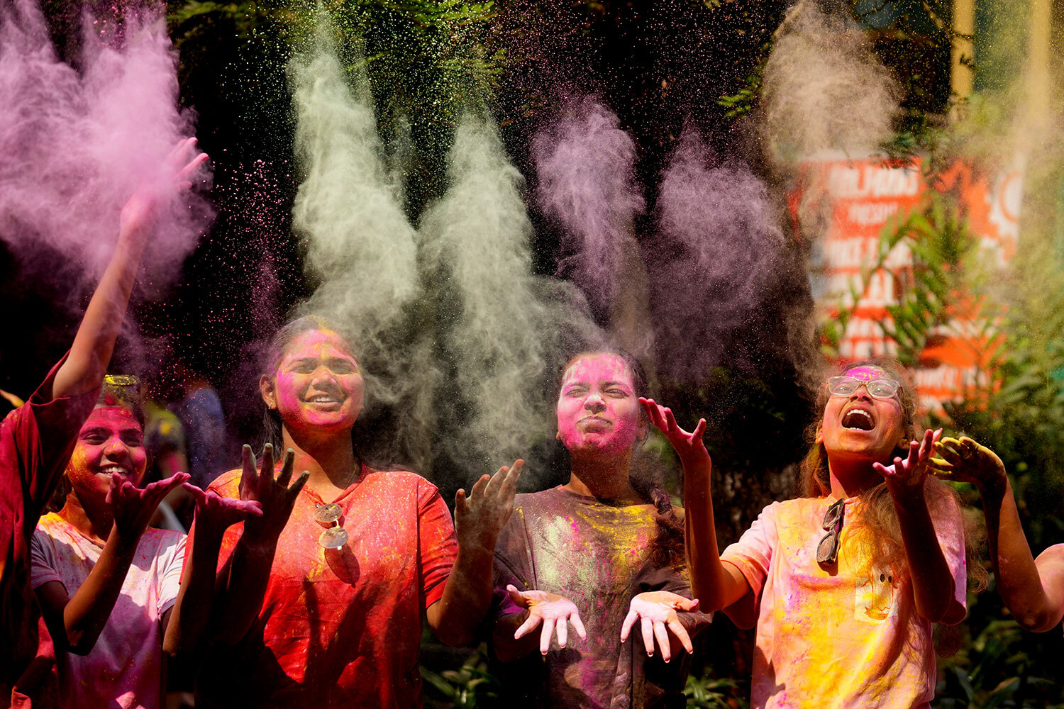 Участники торжеств кричат «Холи хай!» («Это Холи!»).