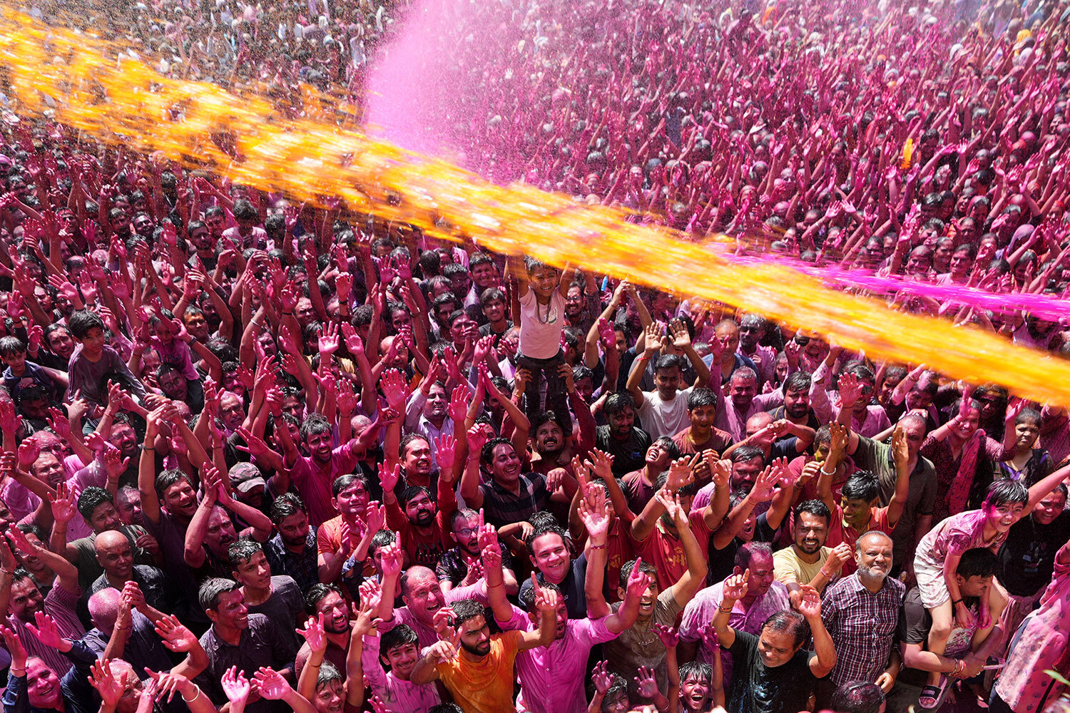 Осыпая друг друга красками, люди желают счастья и процветания – чем больше цветов на человеке, тем больше добрых пожеланий он получил.