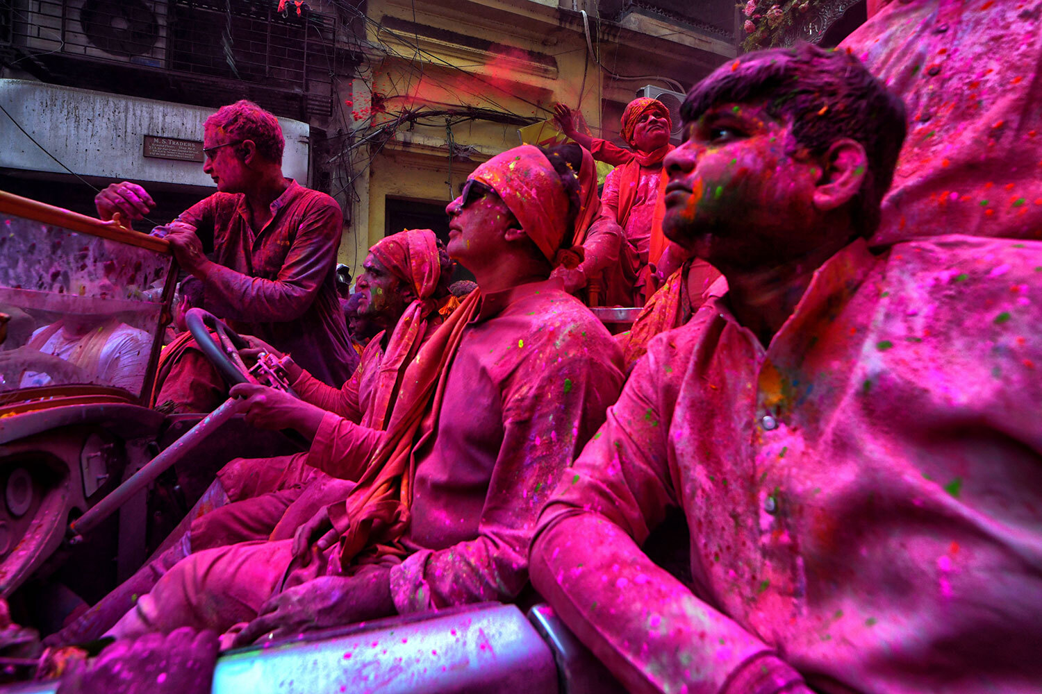 У каждого цвета на Холи свое значение: красный олицетворяет любовь и брак, зеленый – весну и возрождение, желтый – благополучие.