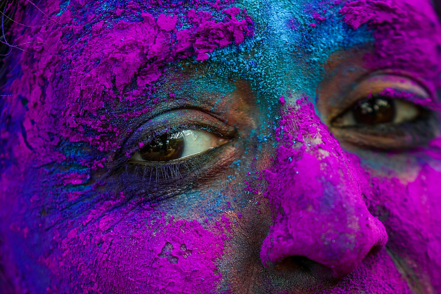 Считается, что синий напоминает о цвете кожи Кришны.