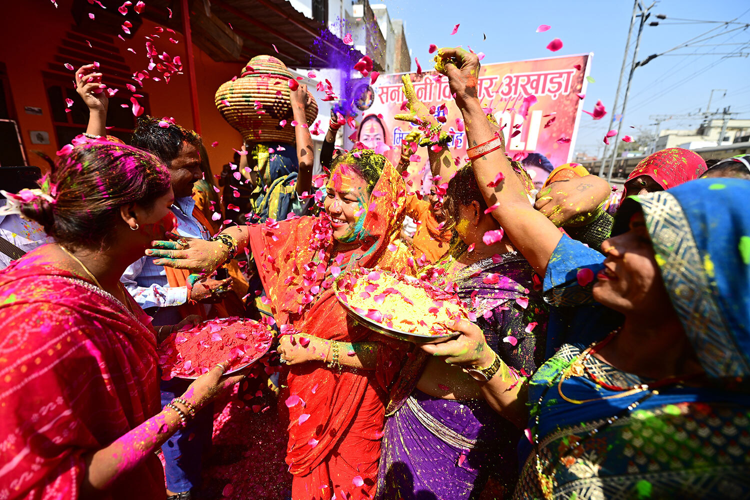 Праздник не обходится без традиционных угощений. На столах появляются гуджия – сладкие пирожки с начинкой из творога, орехов и сухофруктов, мальпуа – блинчики в сиропе, дахи вада – клецки в йогурте, а также тандай – напиток на основе молока с орехами и специями.