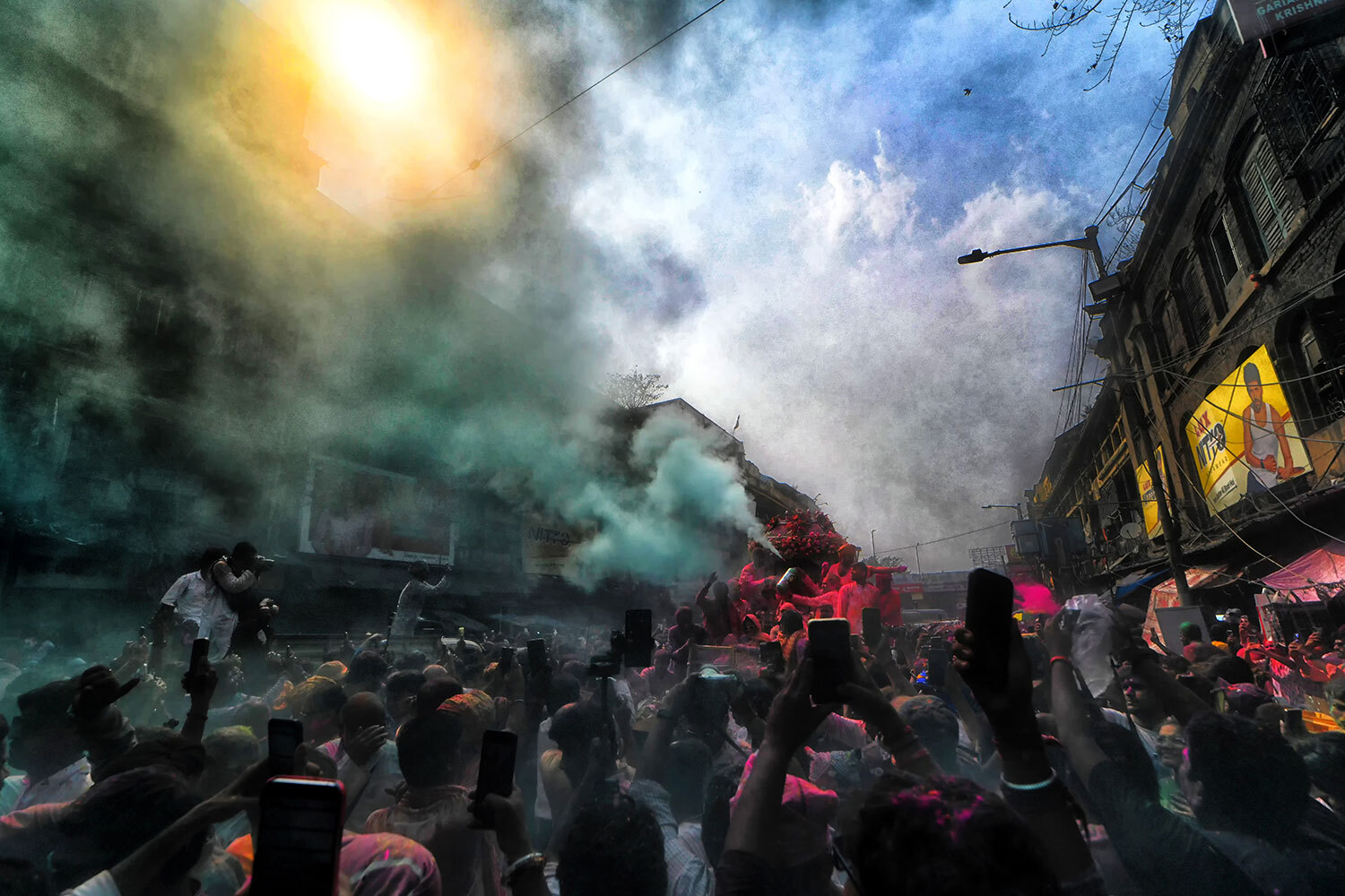 Празднование сопровождается массовыми танцами под ритмы барабанов‑дхол.