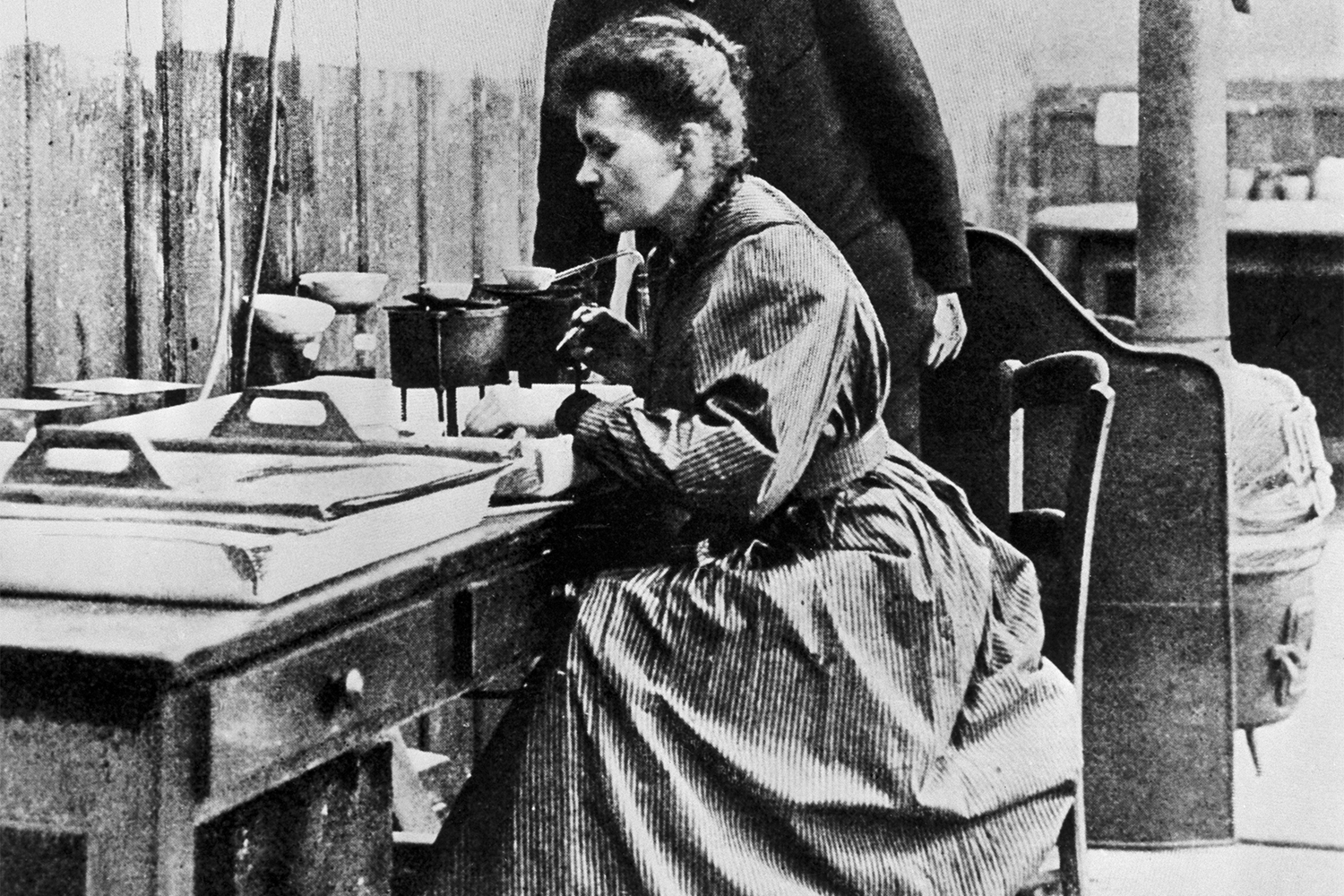 Мария Склодовская‑Кюри вошла в историю как первая женщина‑преподаватель Парижского университета (Сорбонны) и первая женщина, удостоенная Нобелевской премии – по физике в 1903 г. (совместно с Пьером Кюри и Анри Беккерелем). Она также стала единственным человеком, получившим две Нобелевские премии в разных научных областях: в 1911 г. ее наградили по химии за открытие радиоактивных элементов радия и полония, названных в том числе в честь ее родины – Польши. Ученая внесла огромный вклад в практическое применение науки, разработав во время Первой мировой войны мобильные рентгеновские установки для диагностики ранений. Кроме того, она основала Институт Кюри – один из ведущих мировых центров исследований в области онкологии и радиологии.