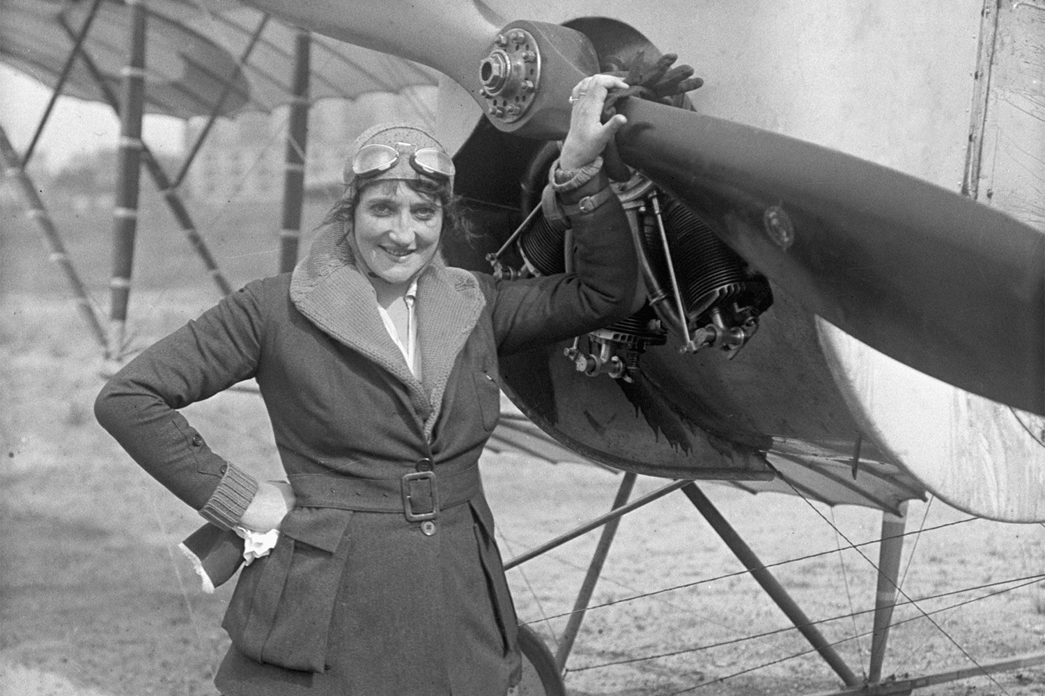 Француженка Раймонда де Ларош (настоящее имя Элиза Леонтина Дерош), начинавшая карьеру как актриса, стала первой в мире женщиной, официально получившей лицензию пилота. 8 марта 1910 г. Аэроклуб Франции выдал ей удостоверение по результатам соревнований в Гелиополисе. В июне 1919‑го авиатор установила два мировых рекорда среди женщин‑пилотов – по высоте полета (4800 м) и дальности (323 км). До этого, несмотря на серьезную авиакатастрофу 1910 г. и последующее двухлетнее восстановление, она активно выступала с «летающим цирком» в Европе, Каире и Санкт‑Петербурге. Жизнь де Ларош трагически оборвалась 18 июля 1919 г. в крушении на аэродроме Кротуа: женщина погибла, находясь на пассажирском месте самолета, на котором планировала сдавать экзамен на допуск к профессиональным полетам.