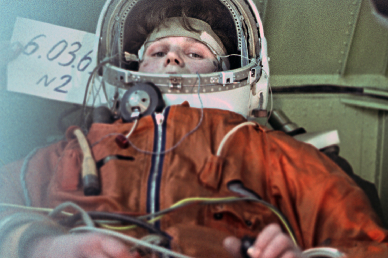 В 1963 г., в возрасте 26 лет, Валентина Терешкова с позывным «Чайка» совершила исторический полет на корабле «Восток‑6», став пионером среди женщин в освоении космоса. За 70 часов 50 минут она сделала 48 оборотов вокруг Земли, преодолев почти 2 млн км, и при этом вела научные наблюдения, фиксировала данные в бортовом журнале и поддерживала связь с Землей. Ее миссия была не только одиночной (до сих пор ни одна другая женщина не летала в космос в одиночку), но и проходила параллельно с полетом Валерия Быковского на «Востоке‑5» – ученые сравнивали влияние полета на организмы мужчины и женщины. Следующая женщина‑космонавт, Светлана Савицкая, отправилась в космос лишь в 1982 г.