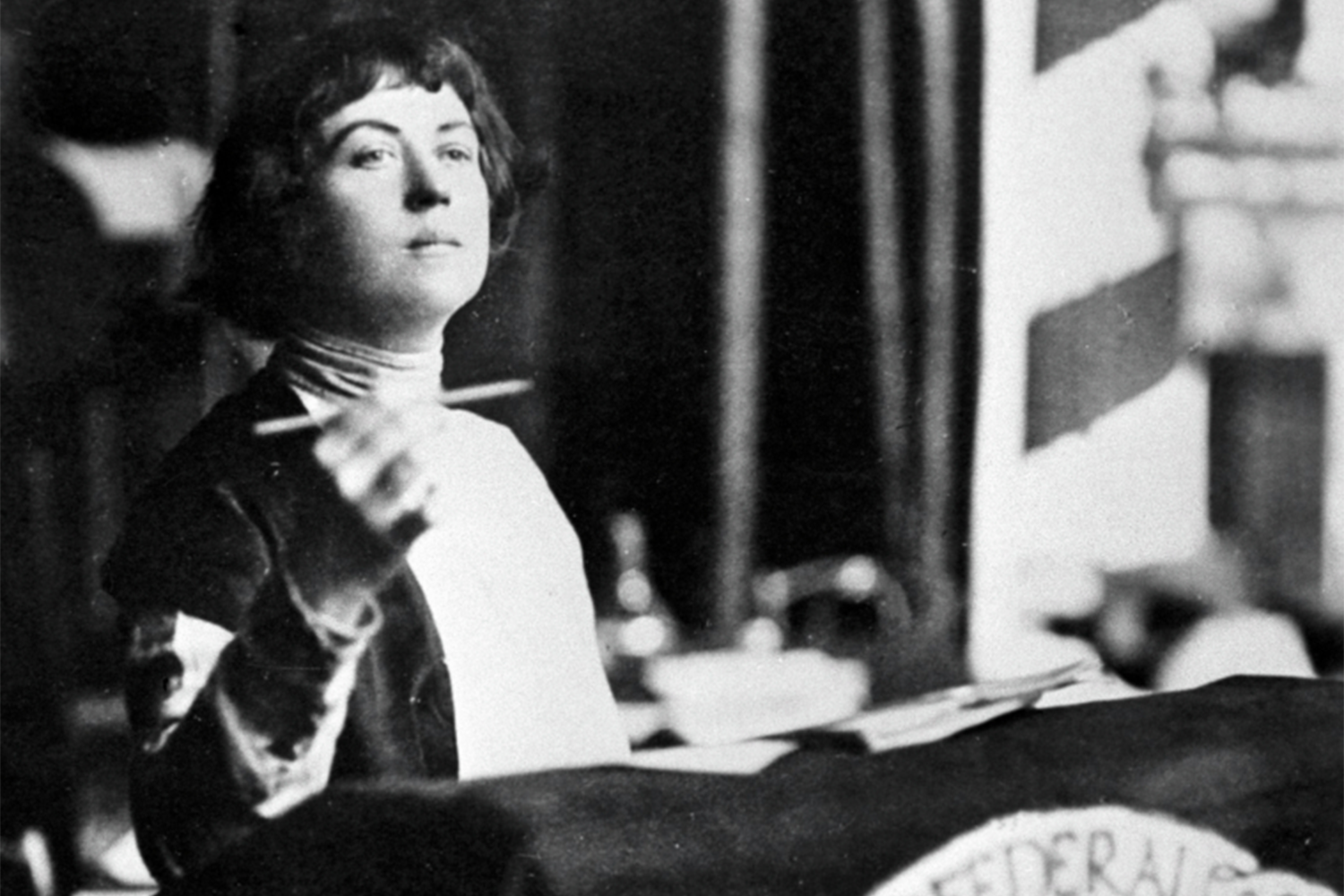 В 1922 г. Александра Коллонтай была назначена советским послом в Норвегии – это стало первым случаем в мировой истории, когда женщина заняла столь высокий дипломатический пост. Позднее она также представляла СССР в Мексике (1926-1927) и Швеции (1930-1945). В 1917 г. она также вошла в историю как первая женщина в составе советского правительства, заняв пост народного комиссара социального обеспечения. Коллонтай инициировала создание женского отдела при ЦК РКП(б) в 1919 г. и активно продвигала идеи эмансипации женщин и государственной поддержки материнства.