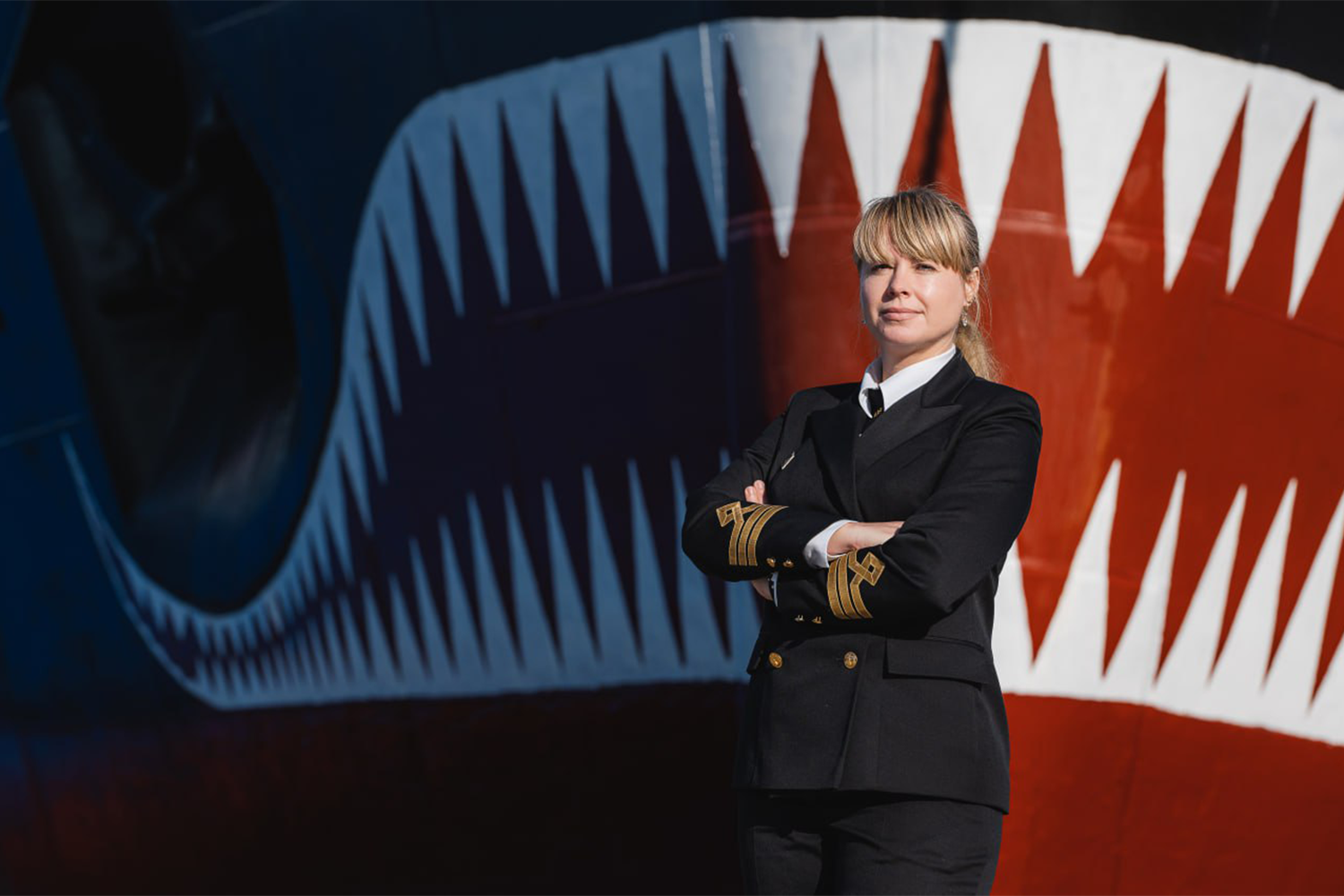 Россиянка Марина Старовойтова вошла в историю как первая в мире женщина‑капитан атомного ледокола. В 2025 г. она возглавила судно «Ямал». Прежде Старовойтова прошла профессиональный путь от дневальной на атомном контейнеровозе «Советский Союз» до старшего помощника капитана.