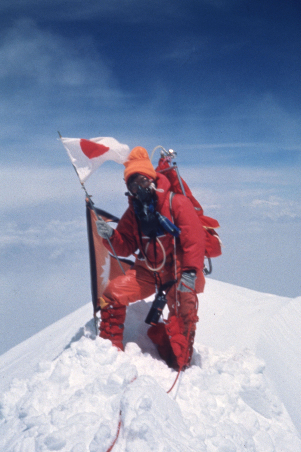 Дзюнко Табэи вошла в историю как первая женщина, покорившая Эверест. 16 мая 1975 г. она достигла его вершины (8849 м) в составе японской женской экспедиции. Несмотря на серьезное испытание – лавину за три недели до штурма, под которой она оказалась погребена, – альпинистка успешно завершила восхождение. Позднее Табэи стала первой женщиной, выполнившей программу «Семь вершин»: она покорила высочайшие горы всех континентов, завершив цикл в 1992 г.