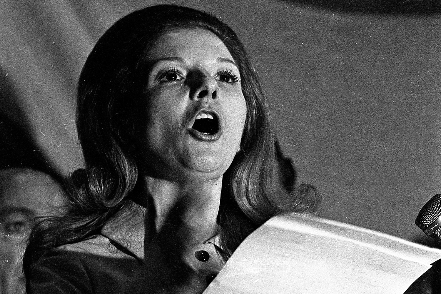 Первой в мире женщиной‑президентом стала Исабель Мартинес де Перон (на фото): в 1974 г. она заняла этот пост после смерти мужа, возглавлявшего Аргентину. Будучи вице-президентом, де Перон пришла к власти автоматически, то есть без прямого избрания народом. Первой женщиной, избранной президентом путем прямого голосования, считается Вигдис Финнбогадоуттир – в 1980 г. она победила на выборах в Исландии, опередив трех кандидатов‑мужчин.