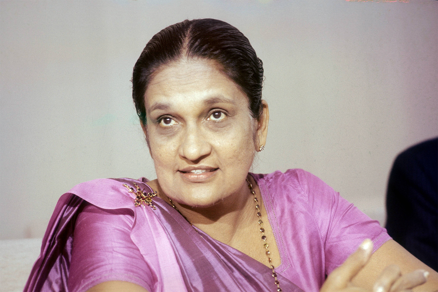 Сиримаво Бандаранаике – первая в мире женщина – глава правительства. В 1960 г. она заняла пост премьер‑министра Цейлона (позже – Шри‑Ланки). Позднее она еще дважды возвращалась на эту должность – в 1970‑х и 1990‑х гг., став первой женщиной, возглавлявшей правительство более одного срока.